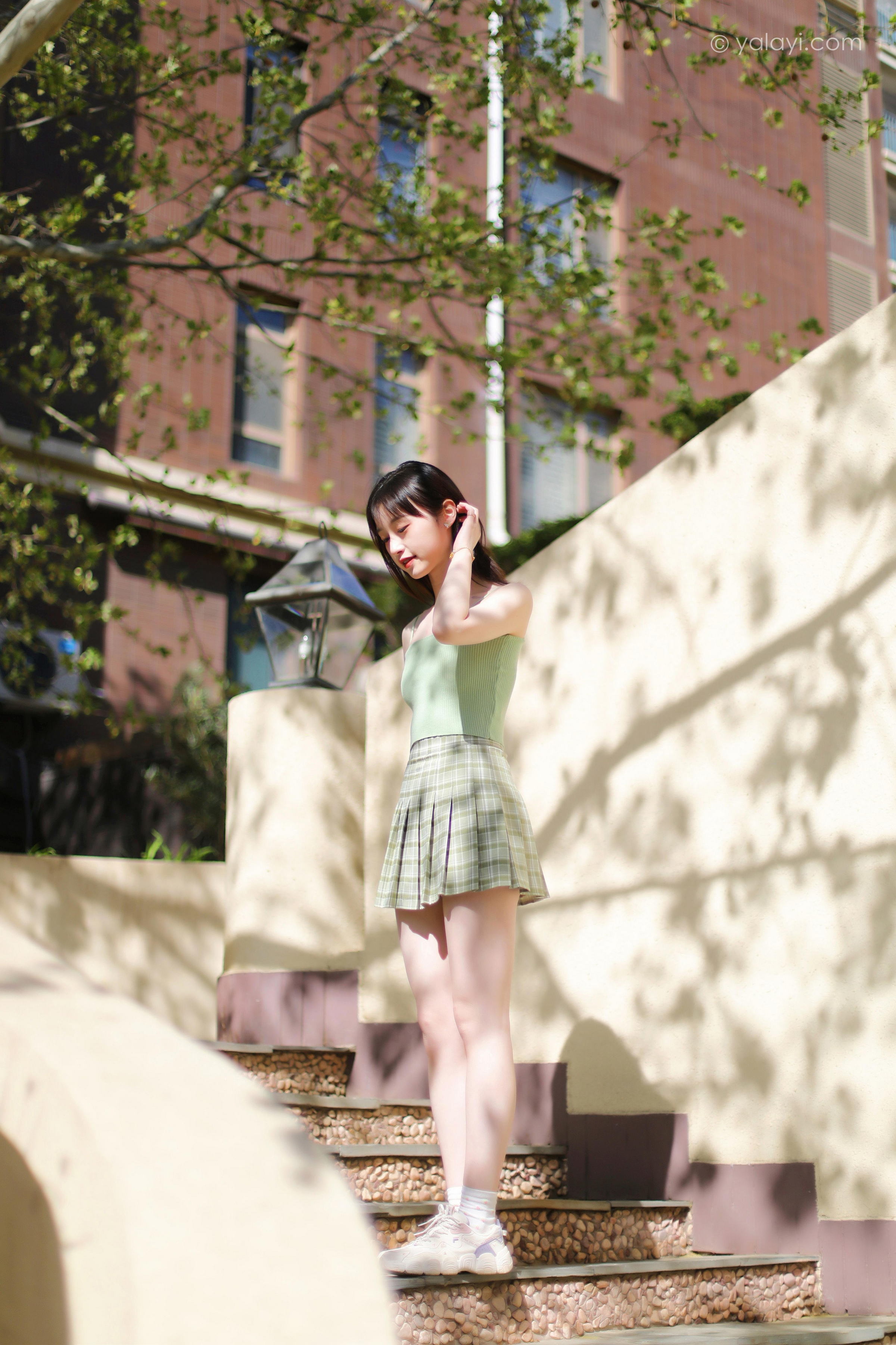 [YALAYI雅拉伊]2022.04.23 春柔 京京 性感小背心加格子短裙清纯写真集第11张