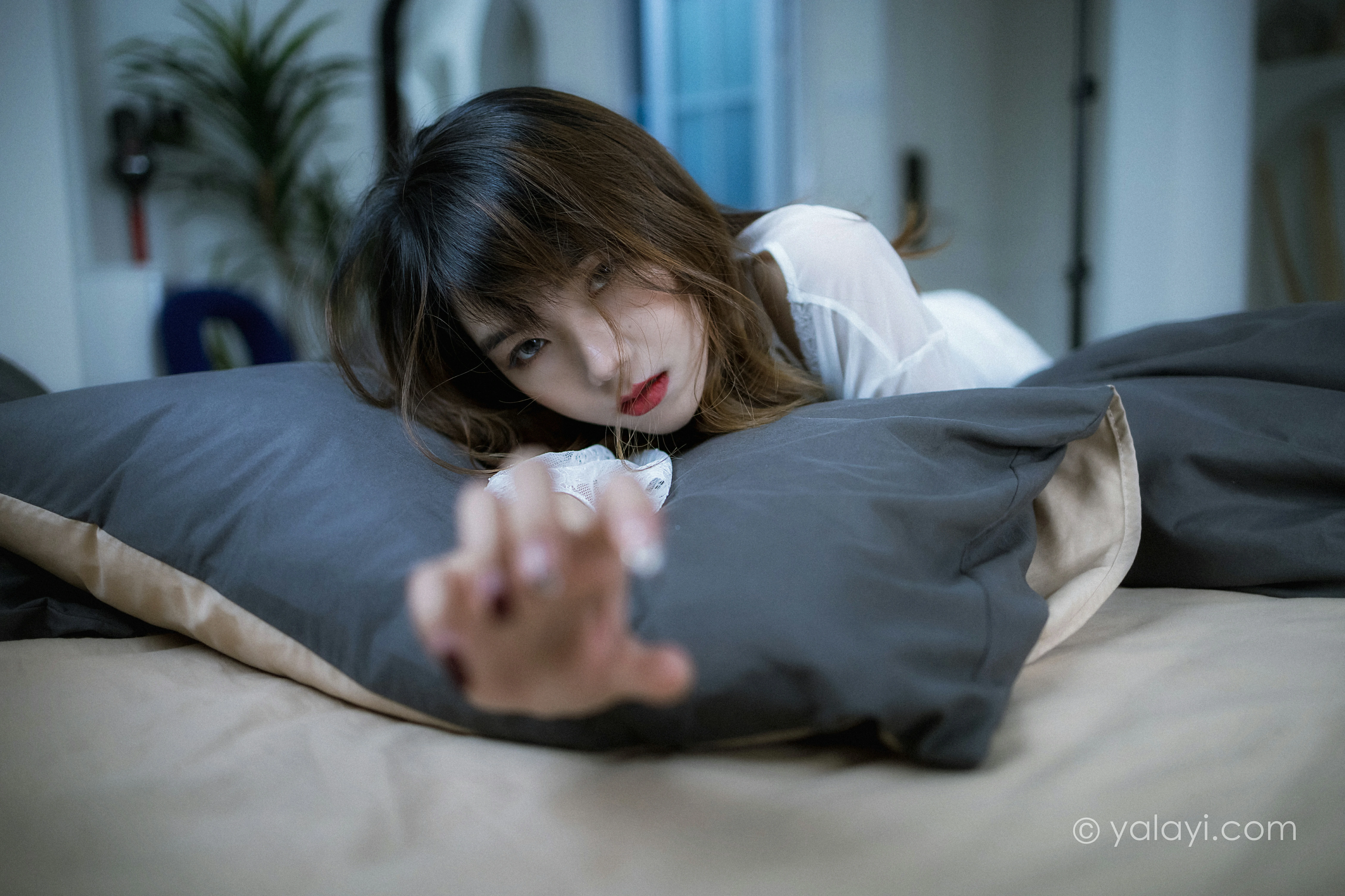 [YALAYI雅拉伊]NO.759 灰色空间 樊梵 白色透视蕾丝睡衣性感私房写真集第2张