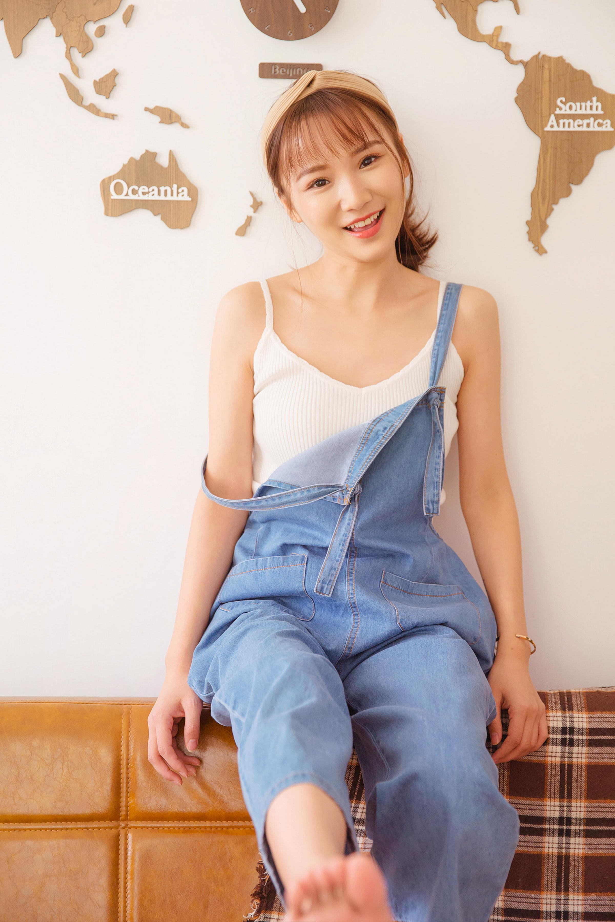 [YALAYI雅拉伊]2022.05.20 飒爽女生 灰色背带牛仔裤加白色性感小背心清纯写真集第6张