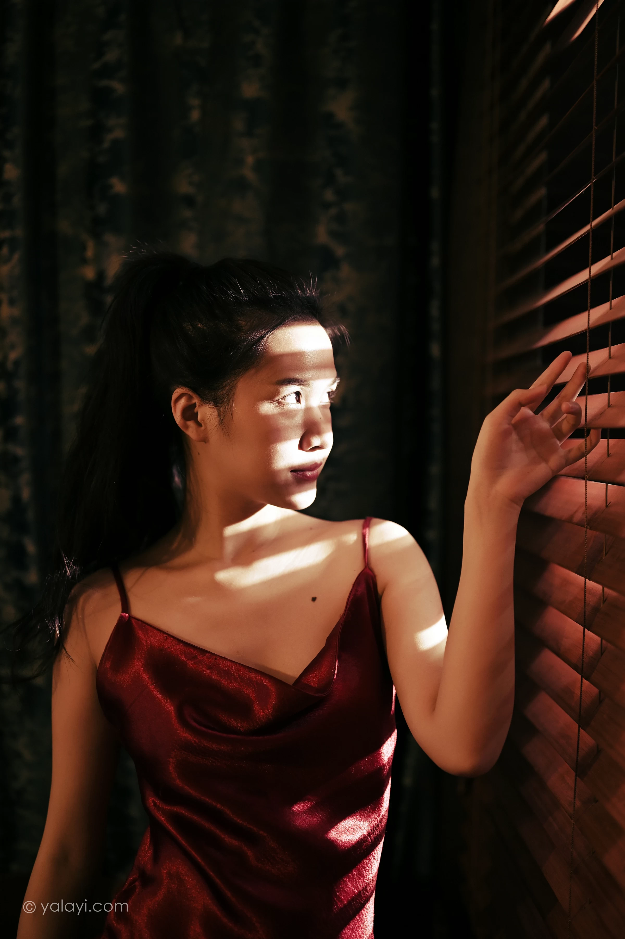 [YALAYI雅拉伊]NO.746 《岁月静好》 方岚 红色吊带裸背连衣裙性感写真集第4张