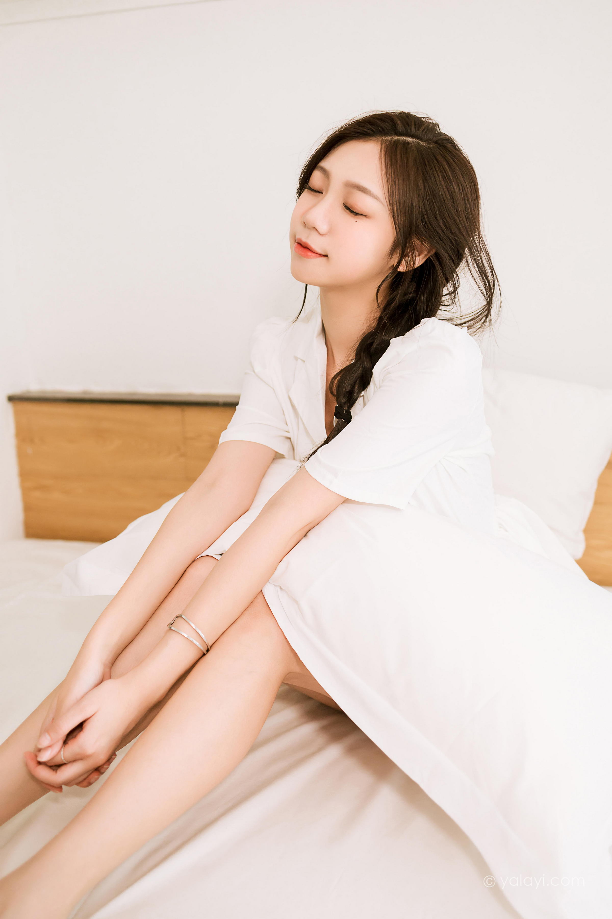 [YALAYI雅拉伊]2022.07.01 好美丽 梓瑶 白色连衣裙居家清纯写真集第2张