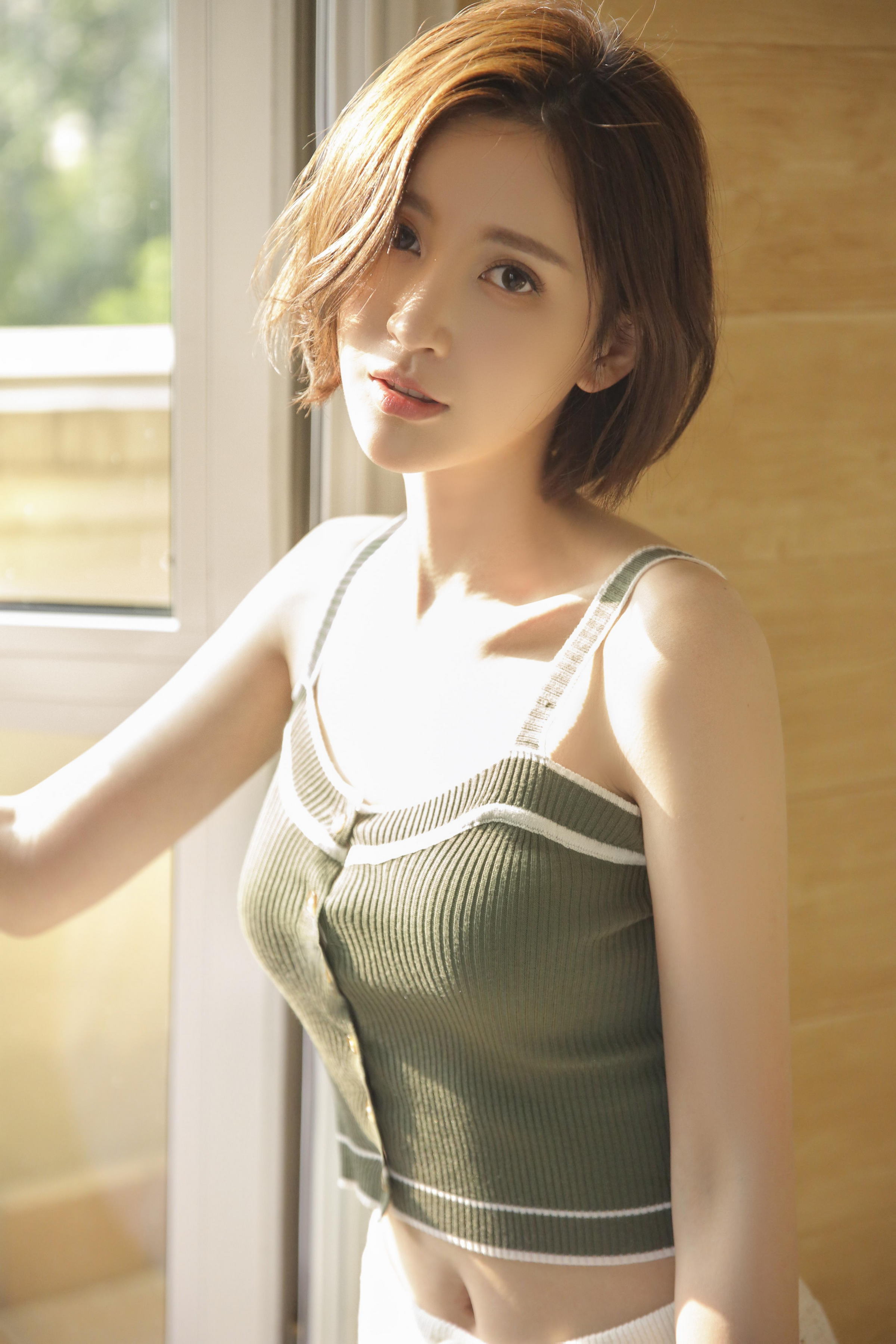 [YALAYI雅拉伊]2022.04.25 活力四射 青春靓女性感小背心加白色镂空短裤私房写真集第9张