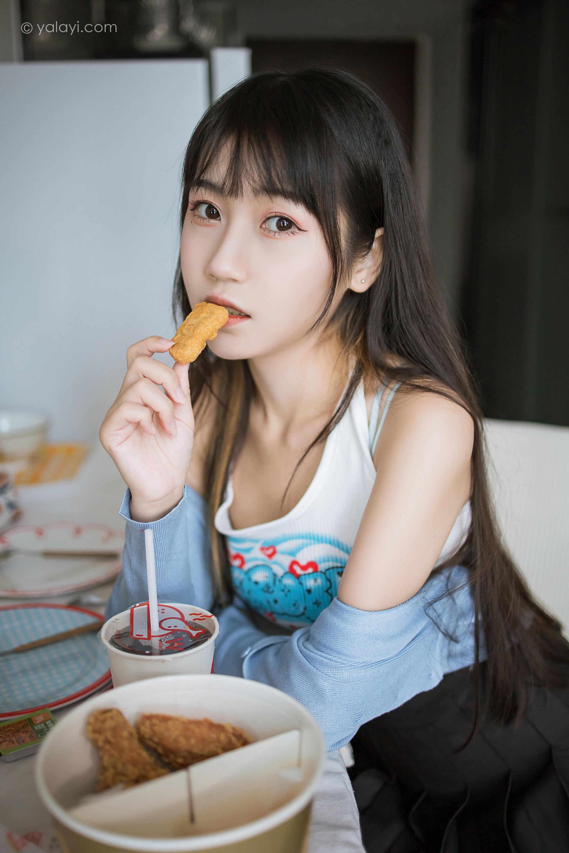 [YALAYI雅拉伊]2022.02.18 回我们家 弈思 白色小背心加黑色短裙性感私房写真集第9张