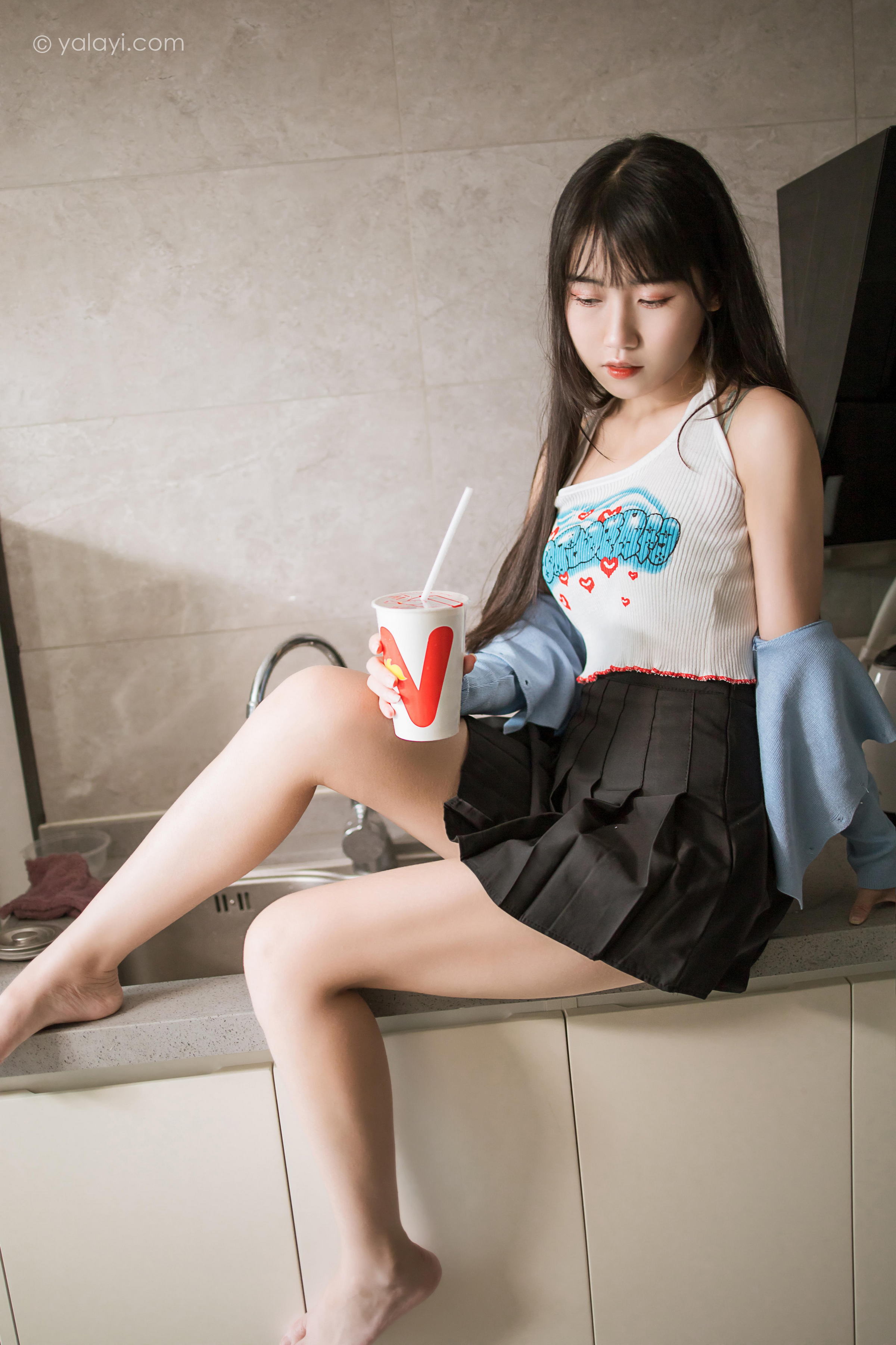 [YALAYI雅拉伊]2022.02.18 回我们家 弈思 白色小背心加黑色短裙性感私房写真集第6张