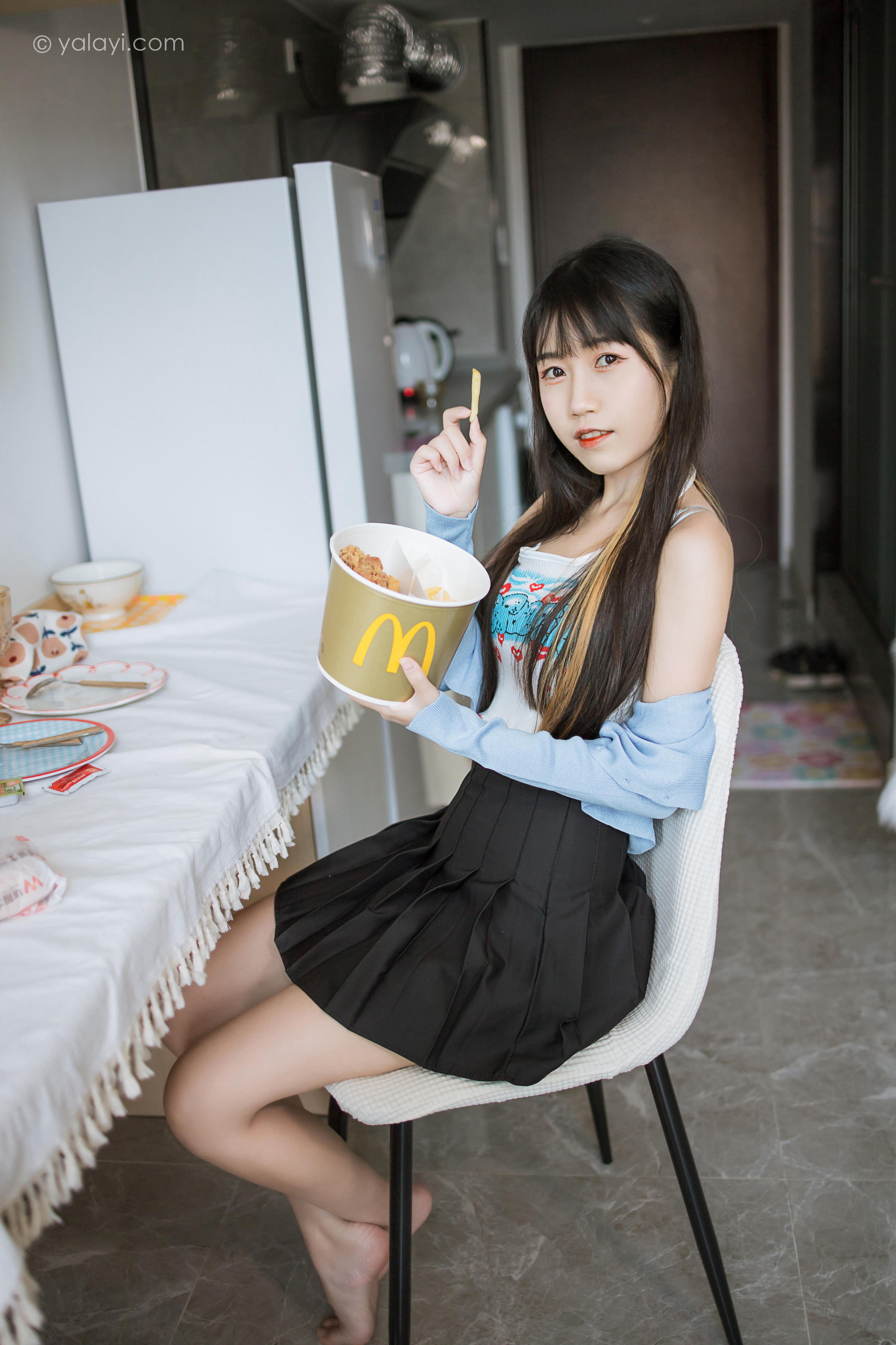 [YALAYI雅拉伊]2022.02.18 回我们家 弈思 白色小背心加黑色短裙性感私房写真集第14张