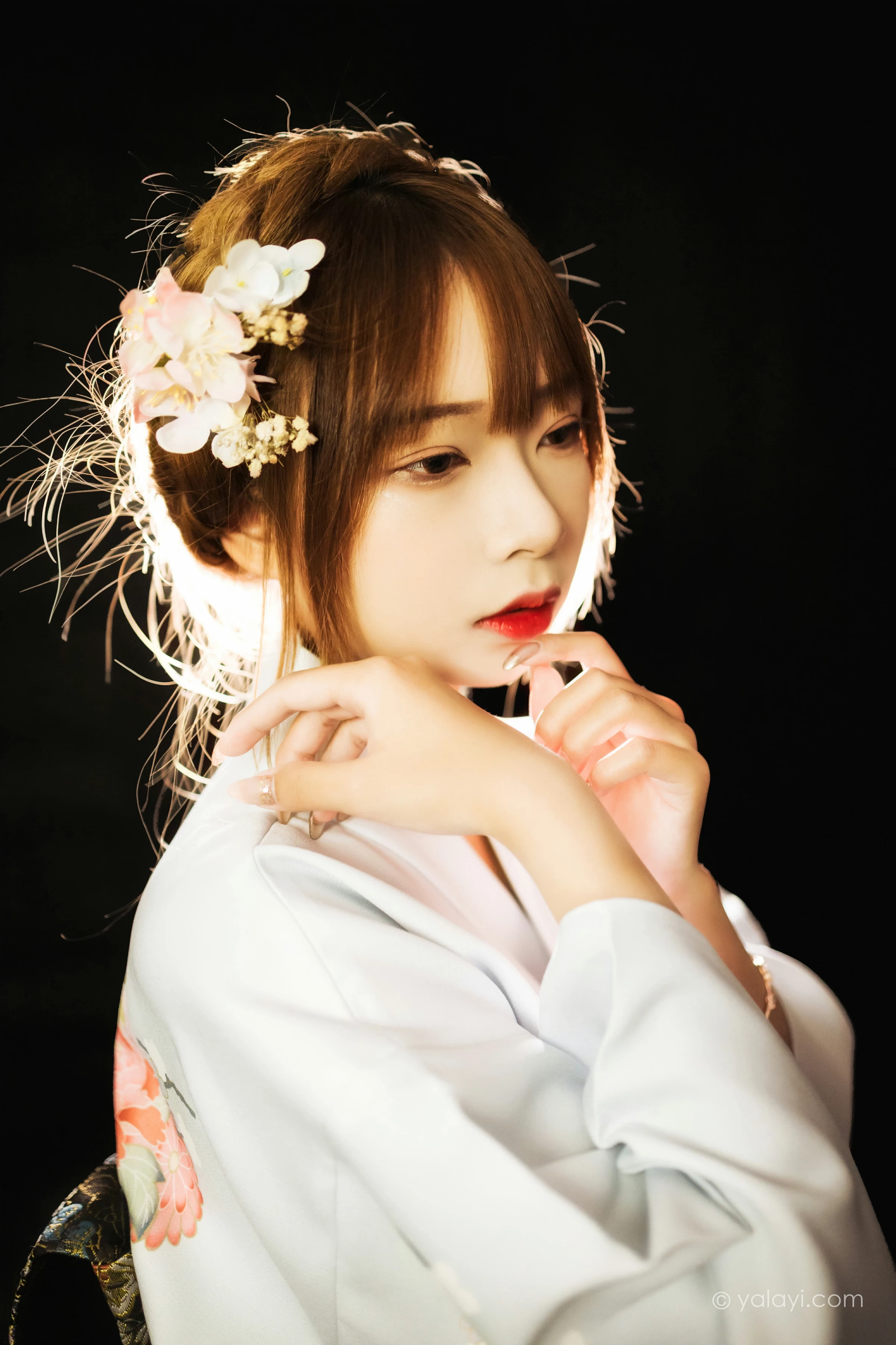 [YALAYI雅拉伊]NO.747 《神明少女》 阿禾 白色和服与蕾丝婚纱性感私房写真集第3张