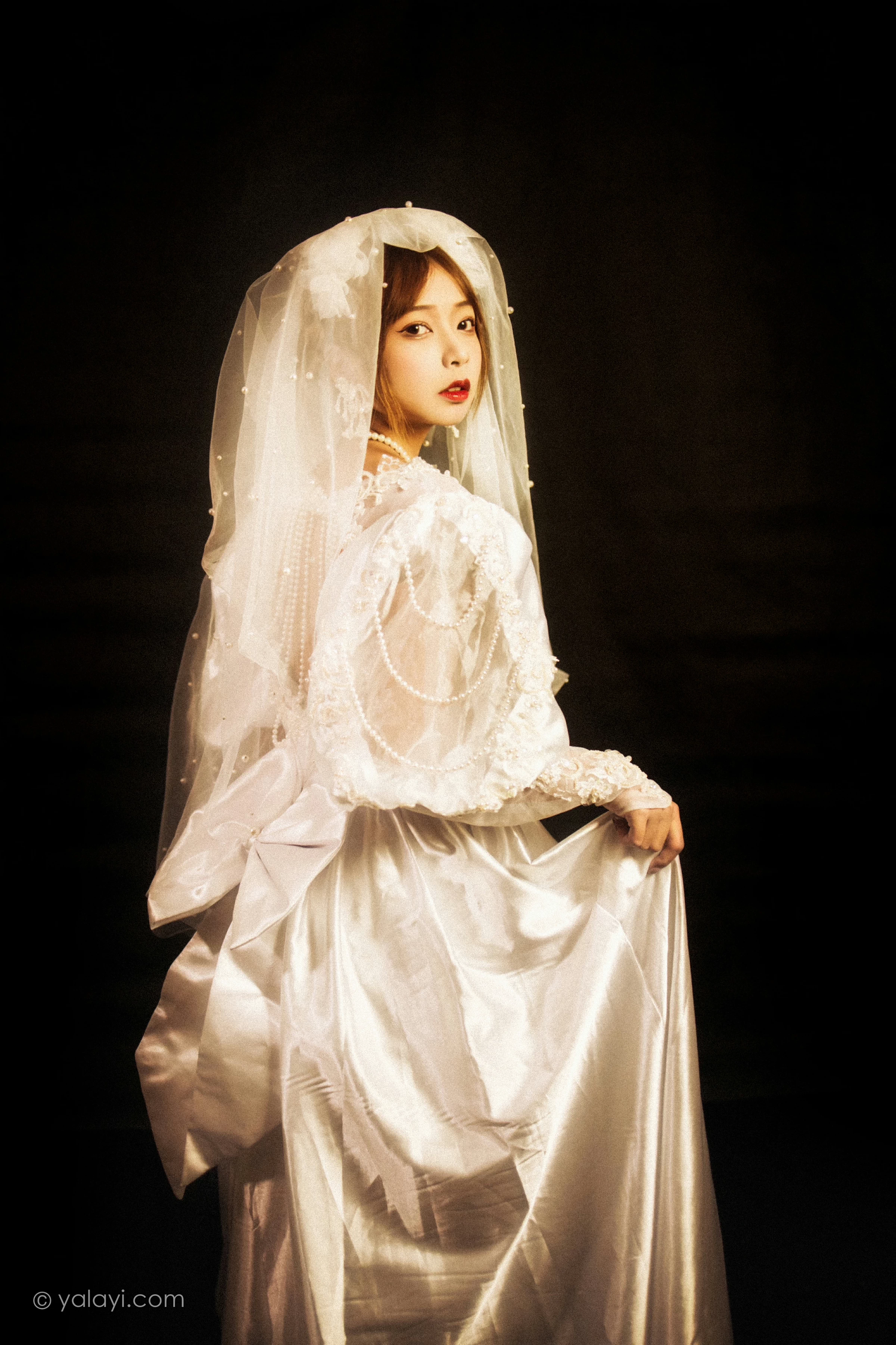[YALAYI雅拉伊]NO.747 《神明少女》 阿禾 白色和服与蕾丝婚纱性感私房写真集第7张