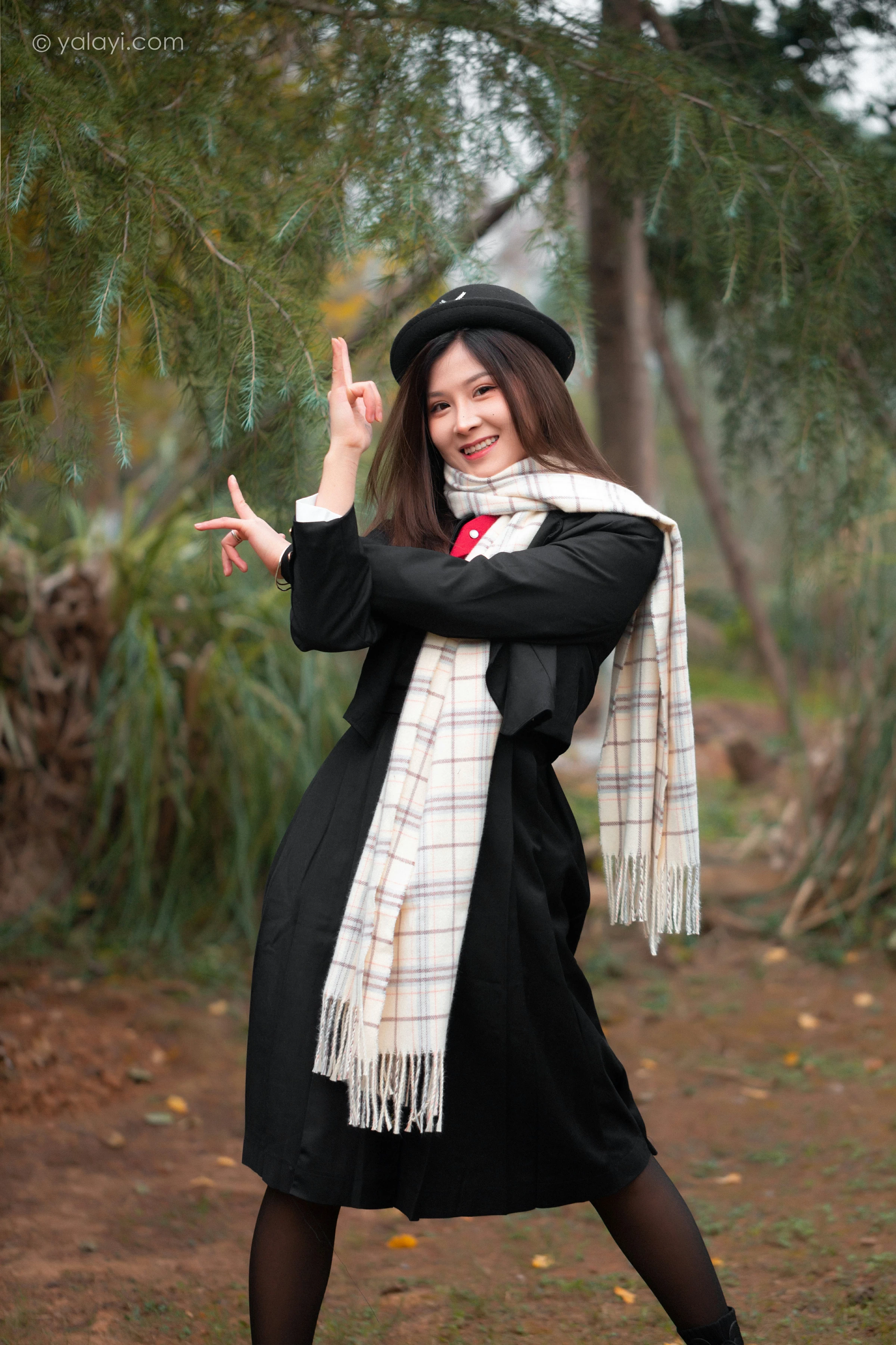 [YALAYI雅拉伊]NO.748 《冬恋》 梦涵 黑色JK制服与短裙加黑丝美腿清纯写真集第5张