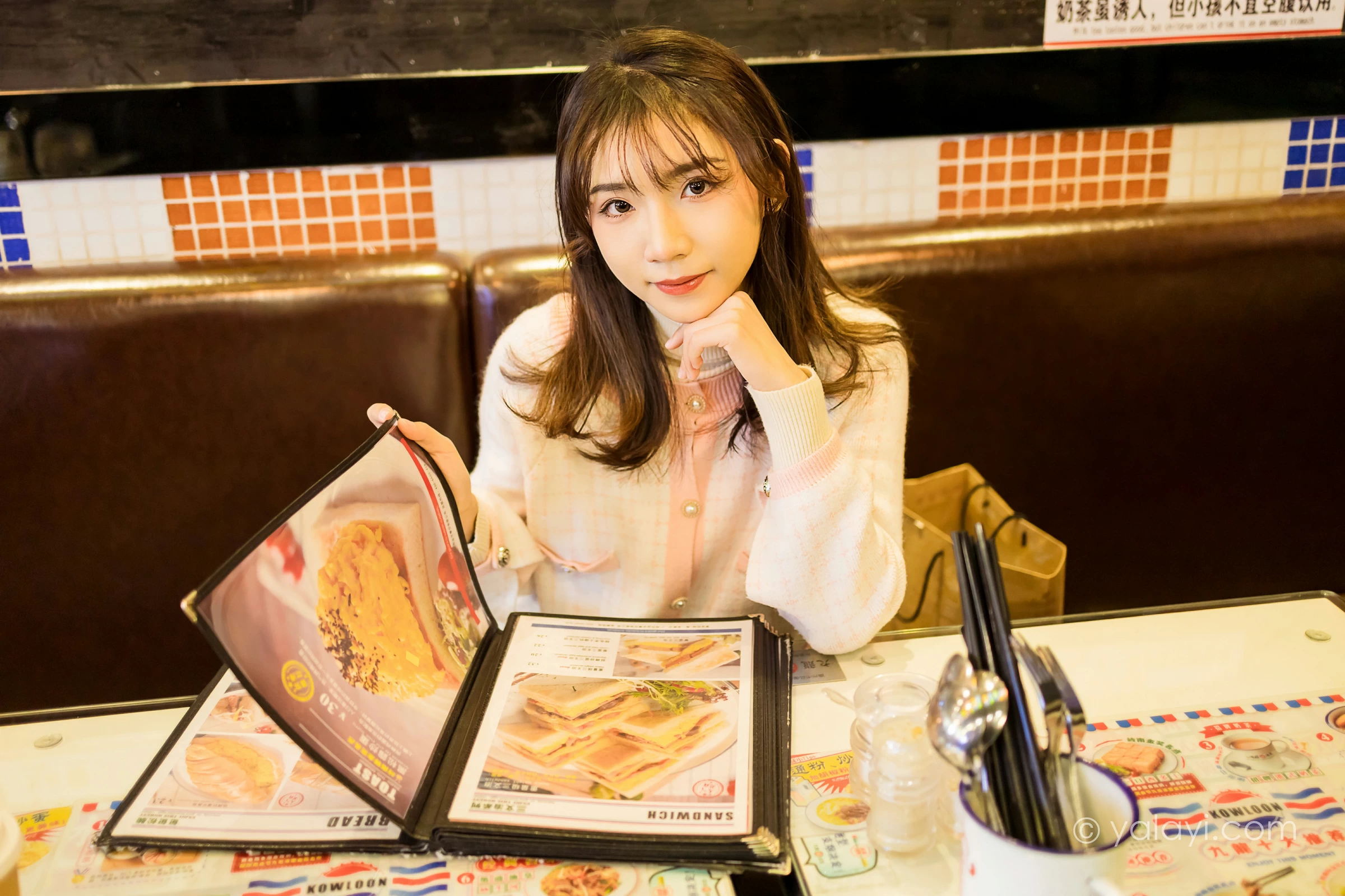 [YALAYI雅拉伊]NO.750 《甜蜜约会》 果果 粉色外套加白色长裙街拍写真第1张