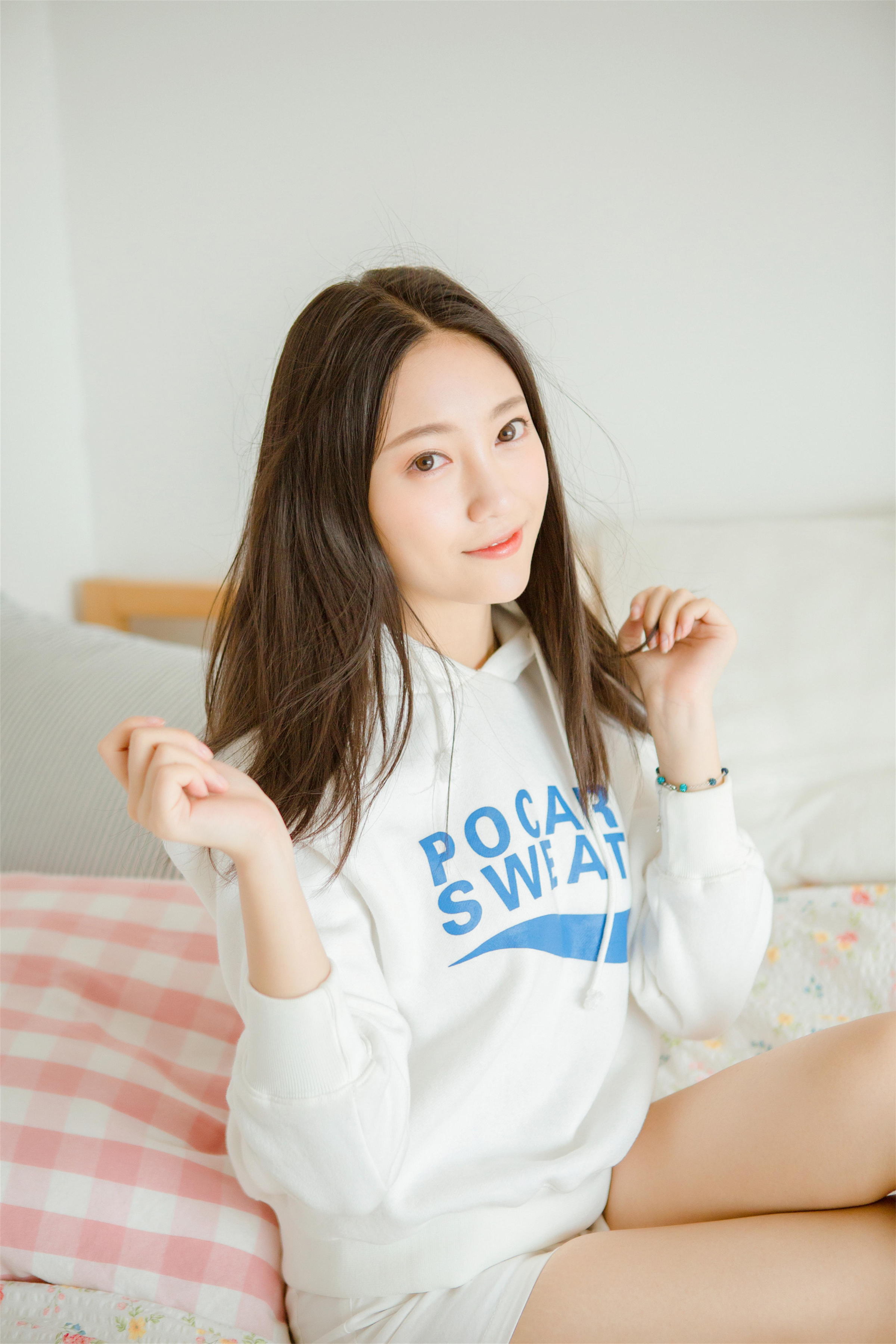 [YALAYI雅拉伊]2022.10.14 微甜的梦 阳光少女 白色卫衣加白色短裤清纯写真集第9张