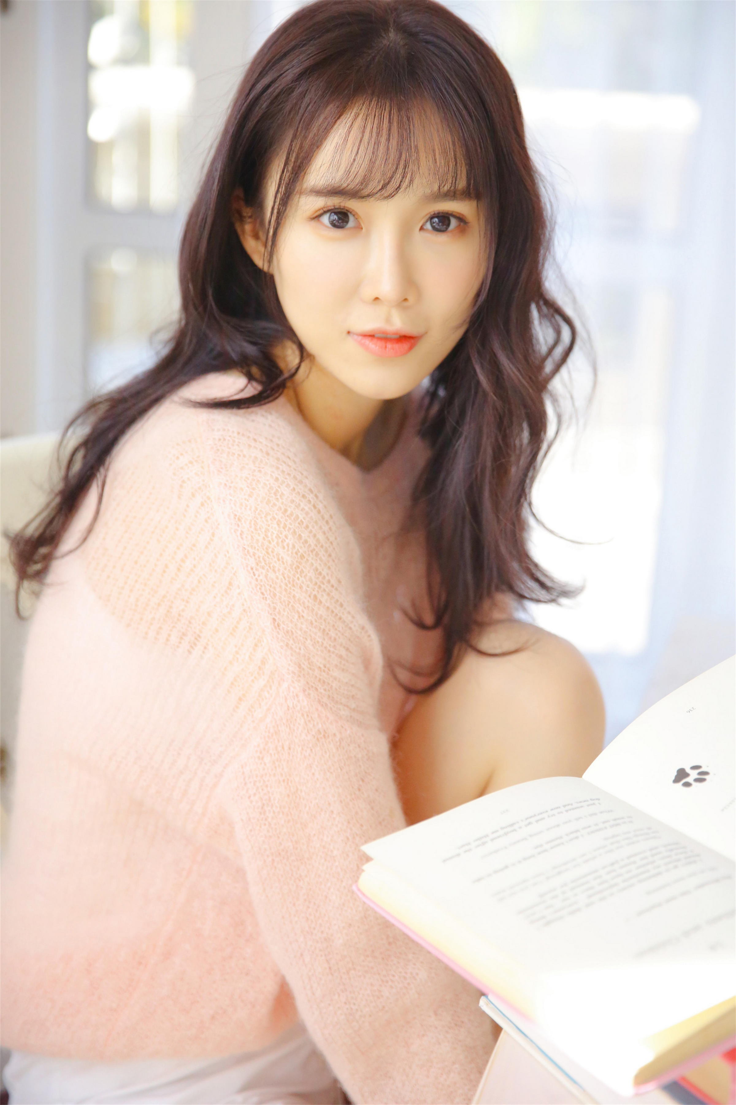 [YALAYI雅拉伊]2022.10.24 恋爱的味道 清纯少女 粉色镂空毛衣加白色短裤写真集第3张