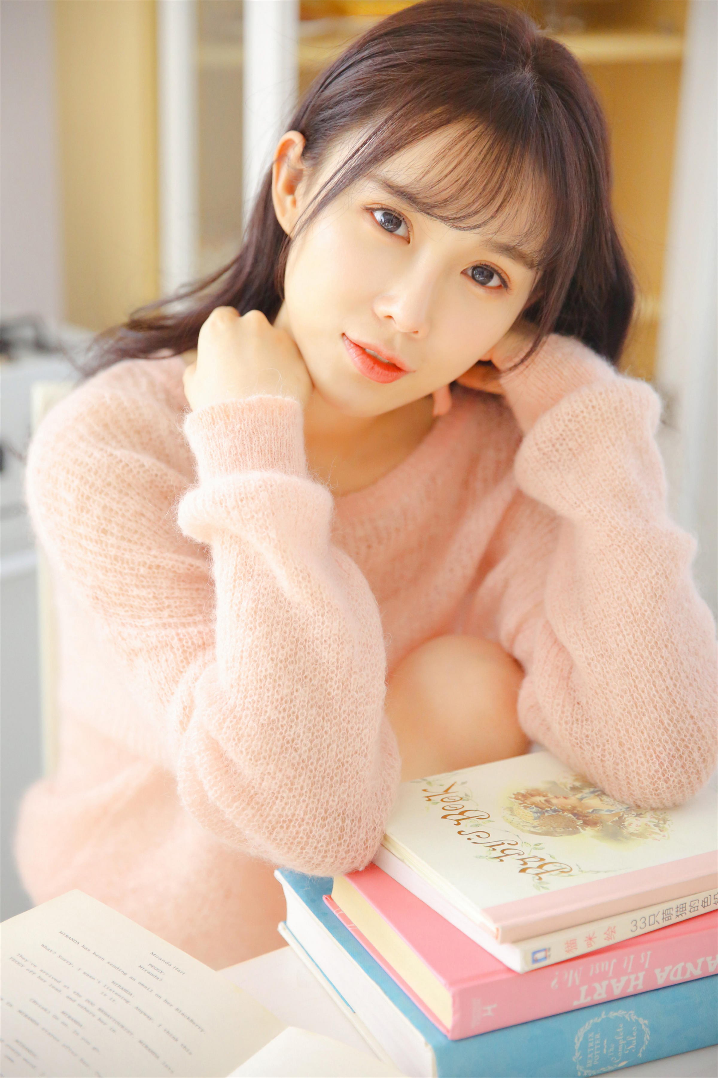 [YALAYI雅拉伊]2022.10.24 恋爱的味道 清纯少女 粉色镂空毛衣加白色短裤写真集第3张