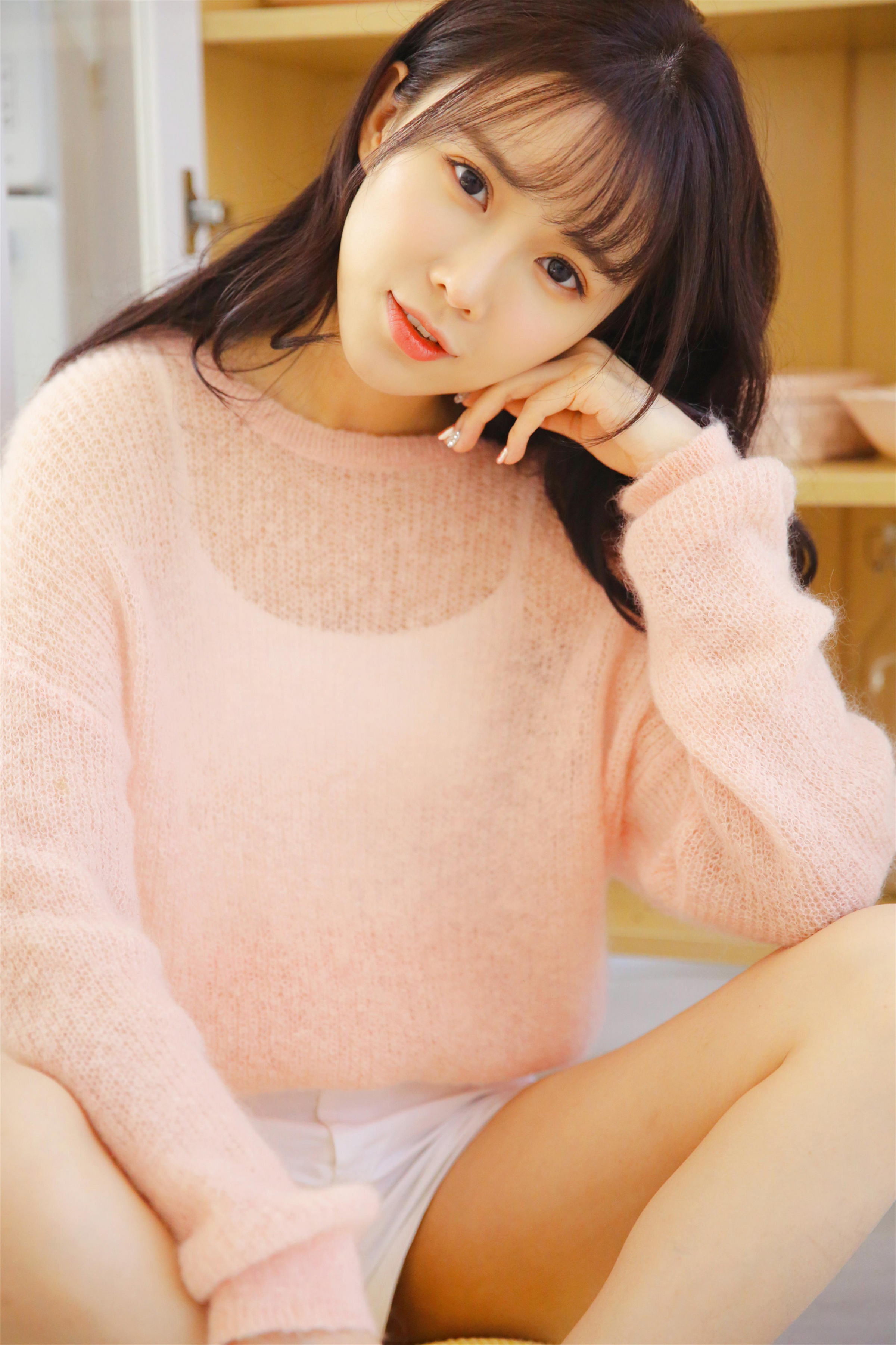 [YALAYI雅拉伊]2022.10.24 恋爱的味道 清纯少女 粉色镂空毛衣加白色短裤写真集第7张