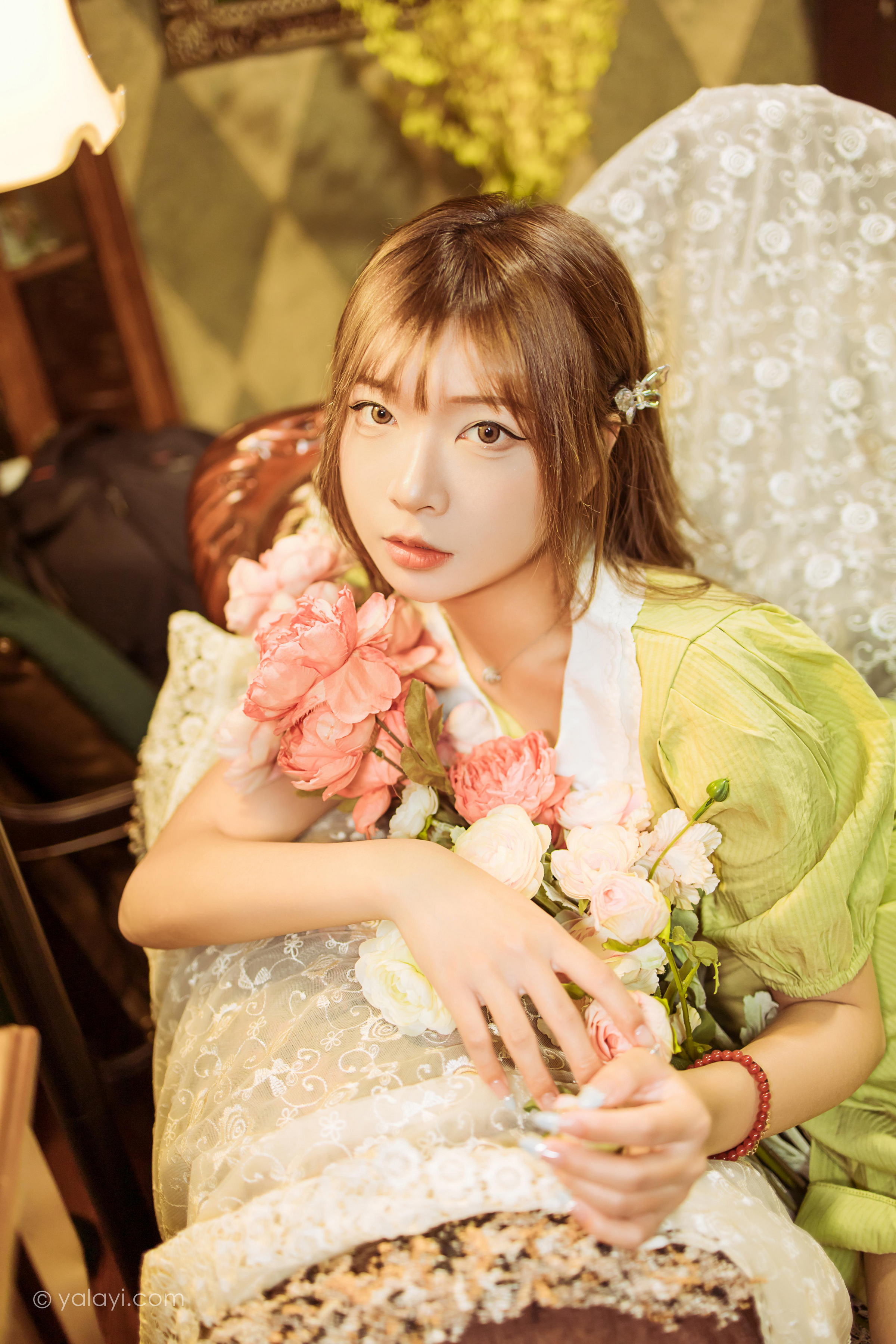 [YALAYI雅拉伊]2022.11.08 岁月 阿禾 淡黄色复古连衣裙居家清纯写真集第12张