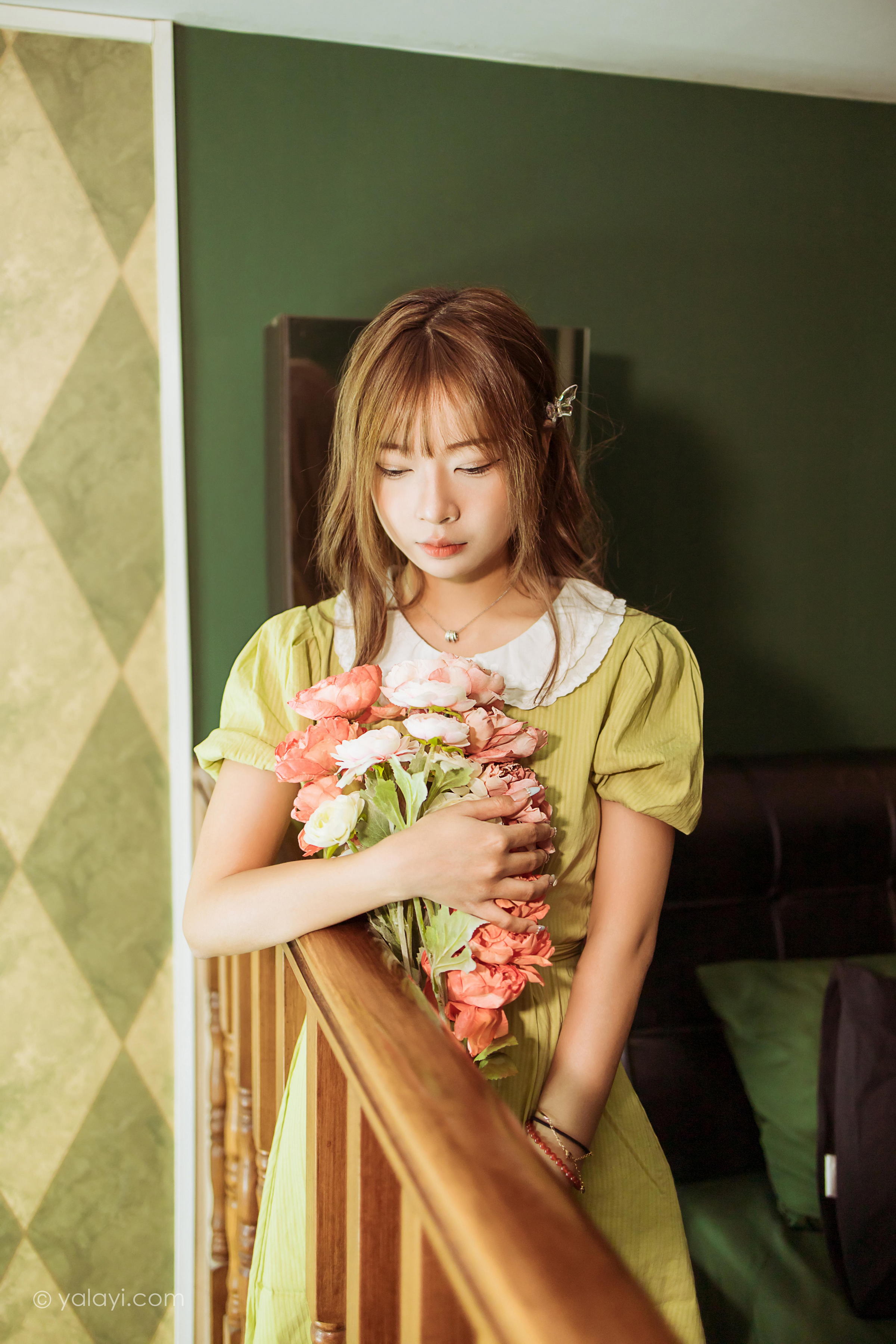 [YALAYI雅拉伊]2022.11.08 岁月 阿禾 淡黄色复古连衣裙居家清纯写真集第8张