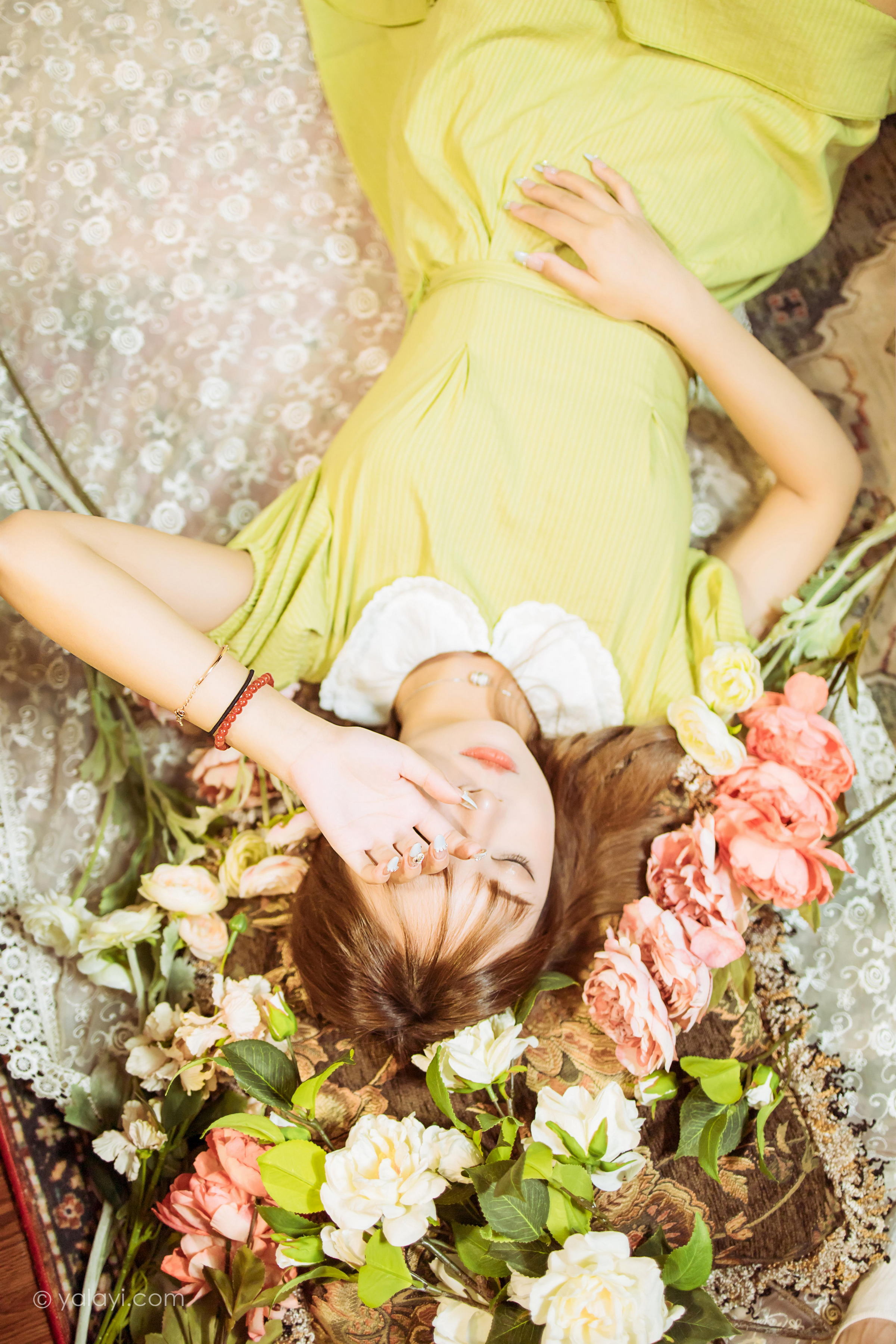 [YALAYI雅拉伊]2022.11.08 岁月 阿禾 淡黄色复古连衣裙居家清纯写真集第5张