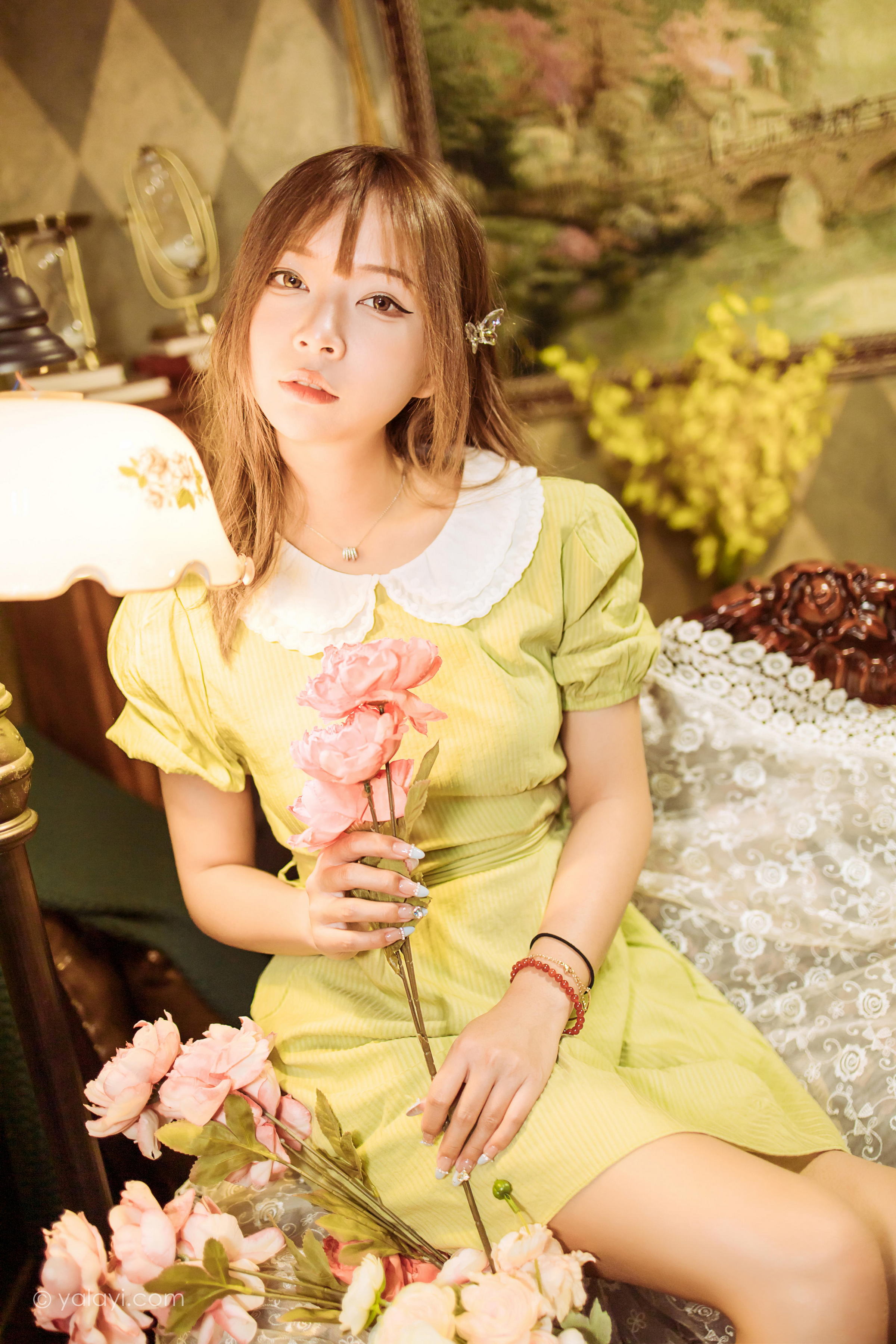 [YALAYI雅拉伊]2022.11.08 岁月 阿禾 淡黄色复古连衣裙居家清纯写真集第4张