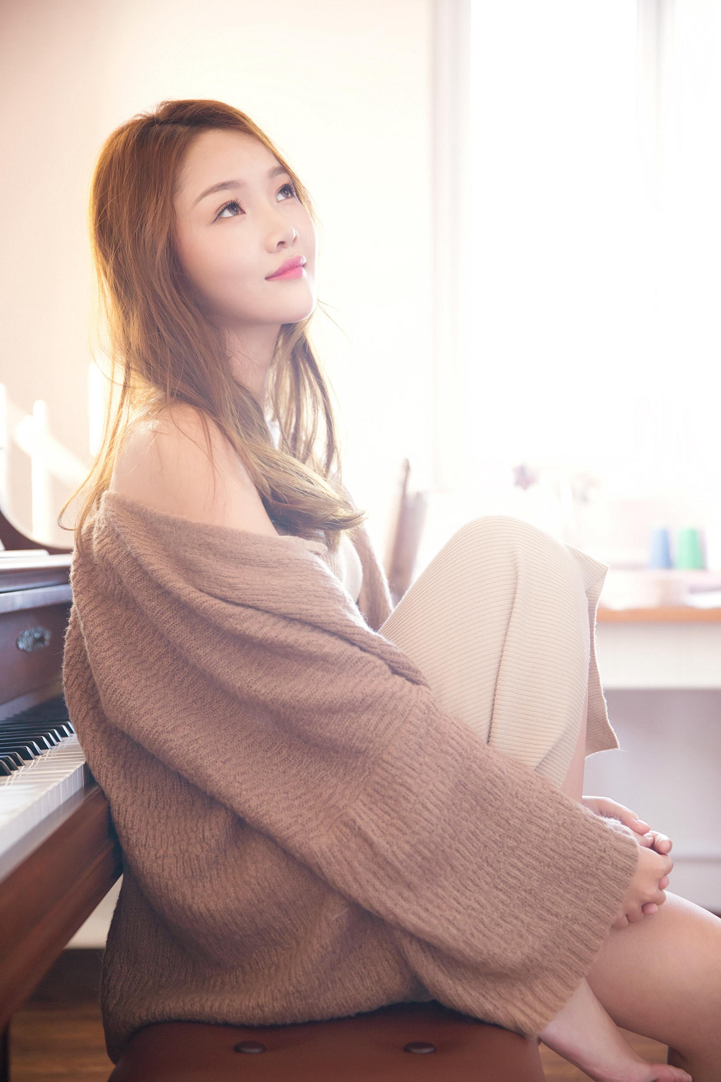 [YALAYI雅拉伊]2022.11.16 可爱的小美人儿 橙色外套加棕色吊带连衣裙居家清纯写真集第1张