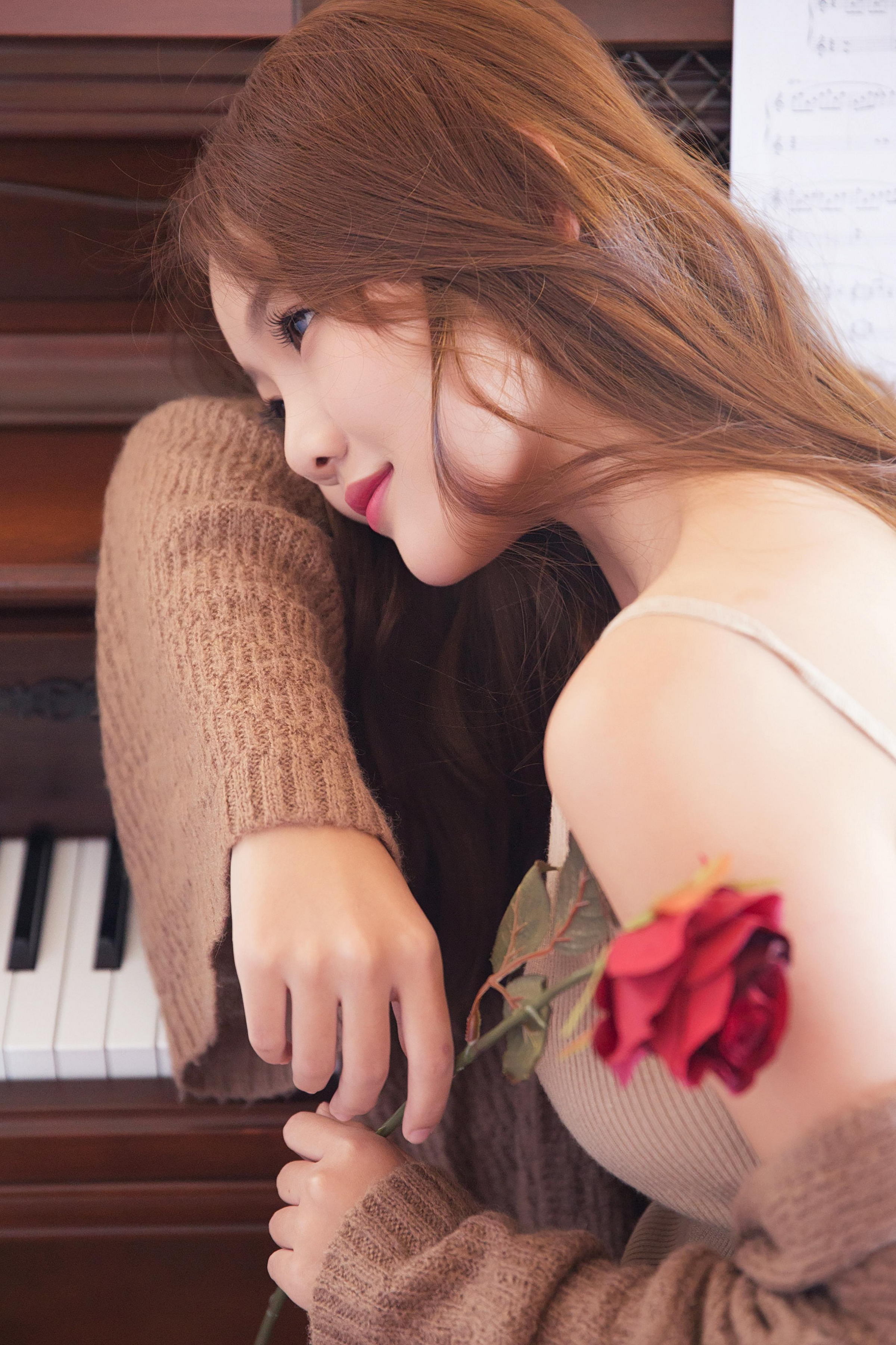 [YALAYI雅拉伊]2022.11.16 可爱的小美人儿 橙色外套加棕色吊带连衣裙居家清纯写真集第8张