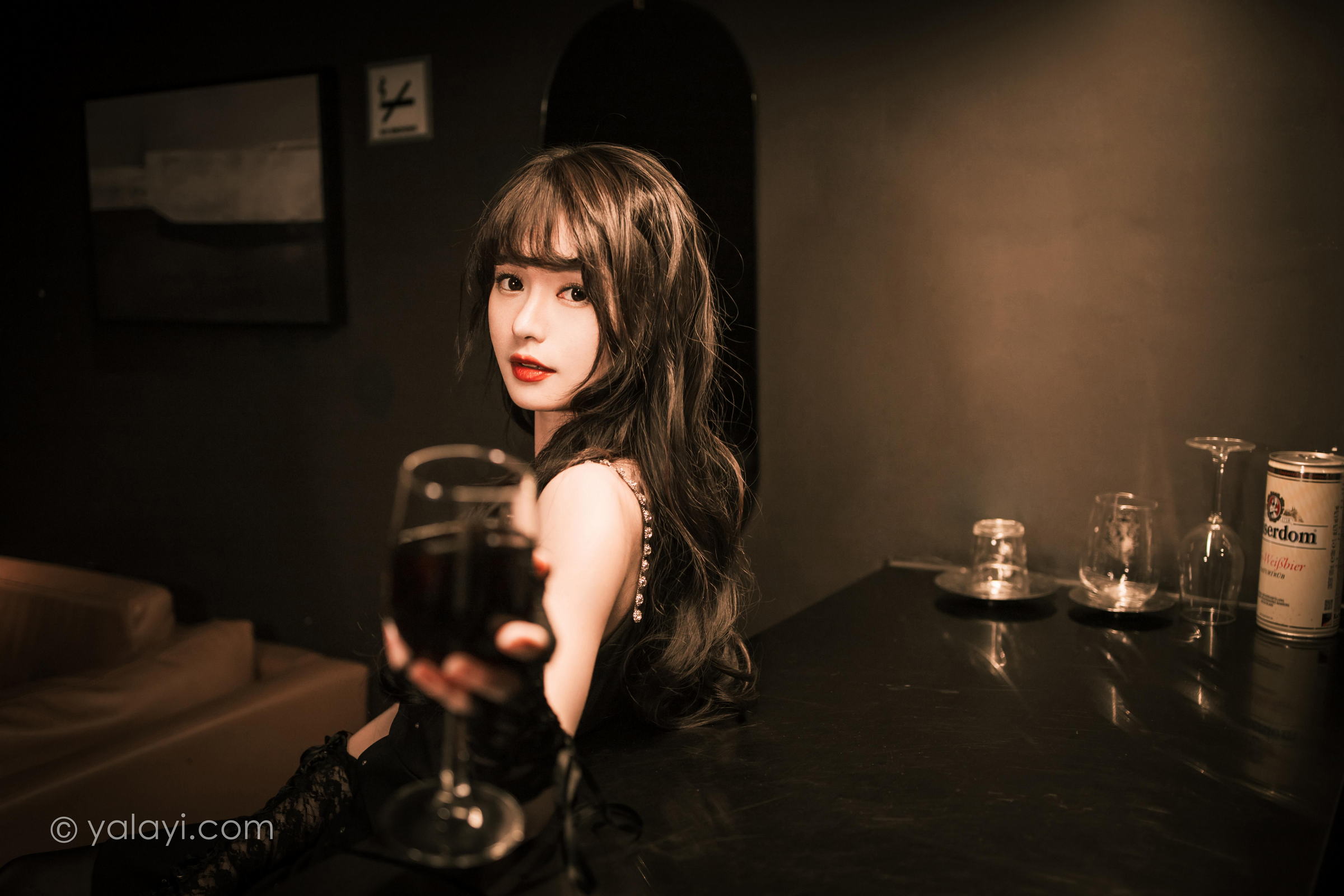 [YALAYI雅拉伊]2022.11.22 一丝忧郁 小亭 黑色吊带连衣裙加黑丝美腿性感复古写真集第4张