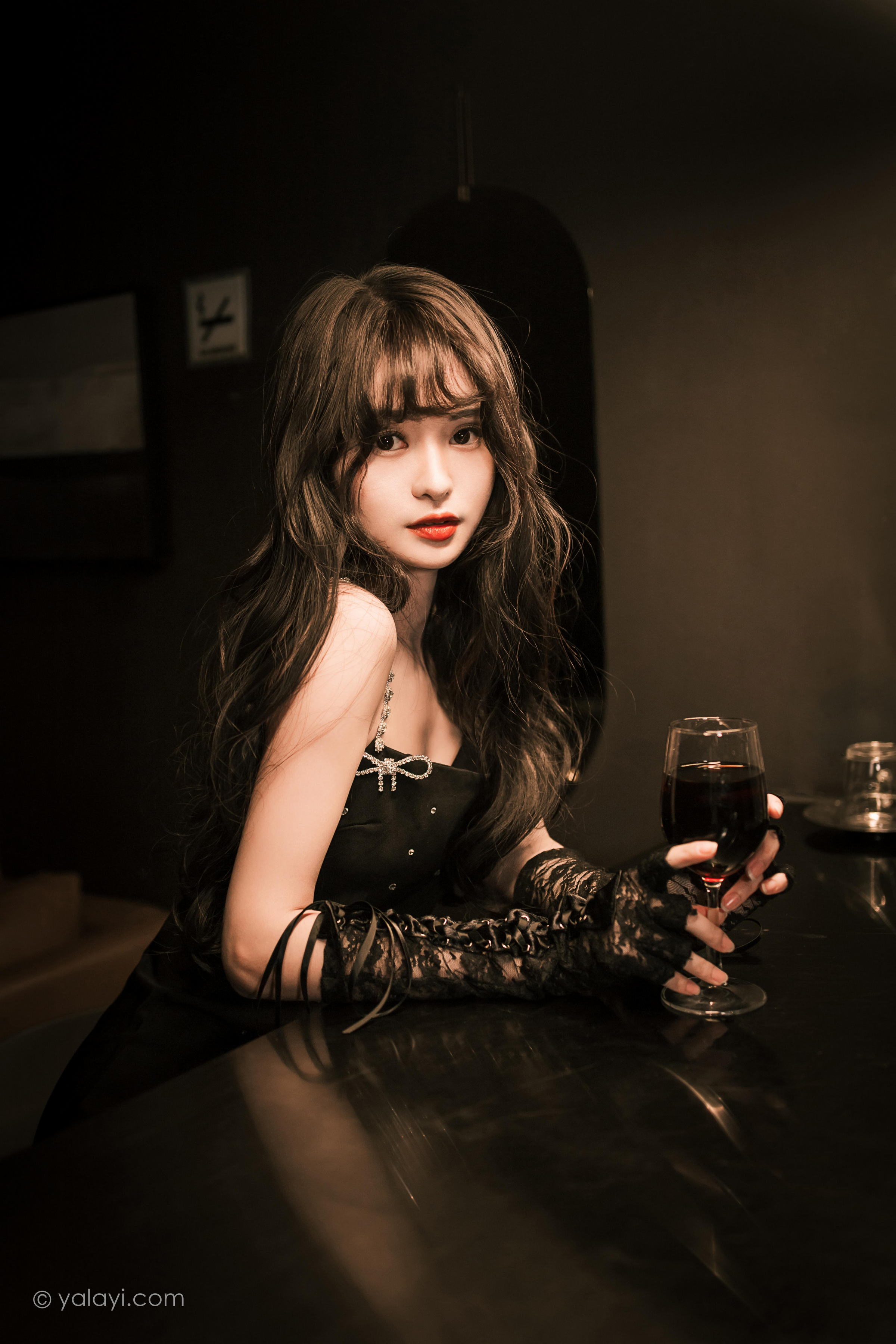 [YALAYI雅拉伊]2022.11.22 一丝忧郁 小亭 黑色吊带连衣裙加黑丝美腿性感复古写真集第3张