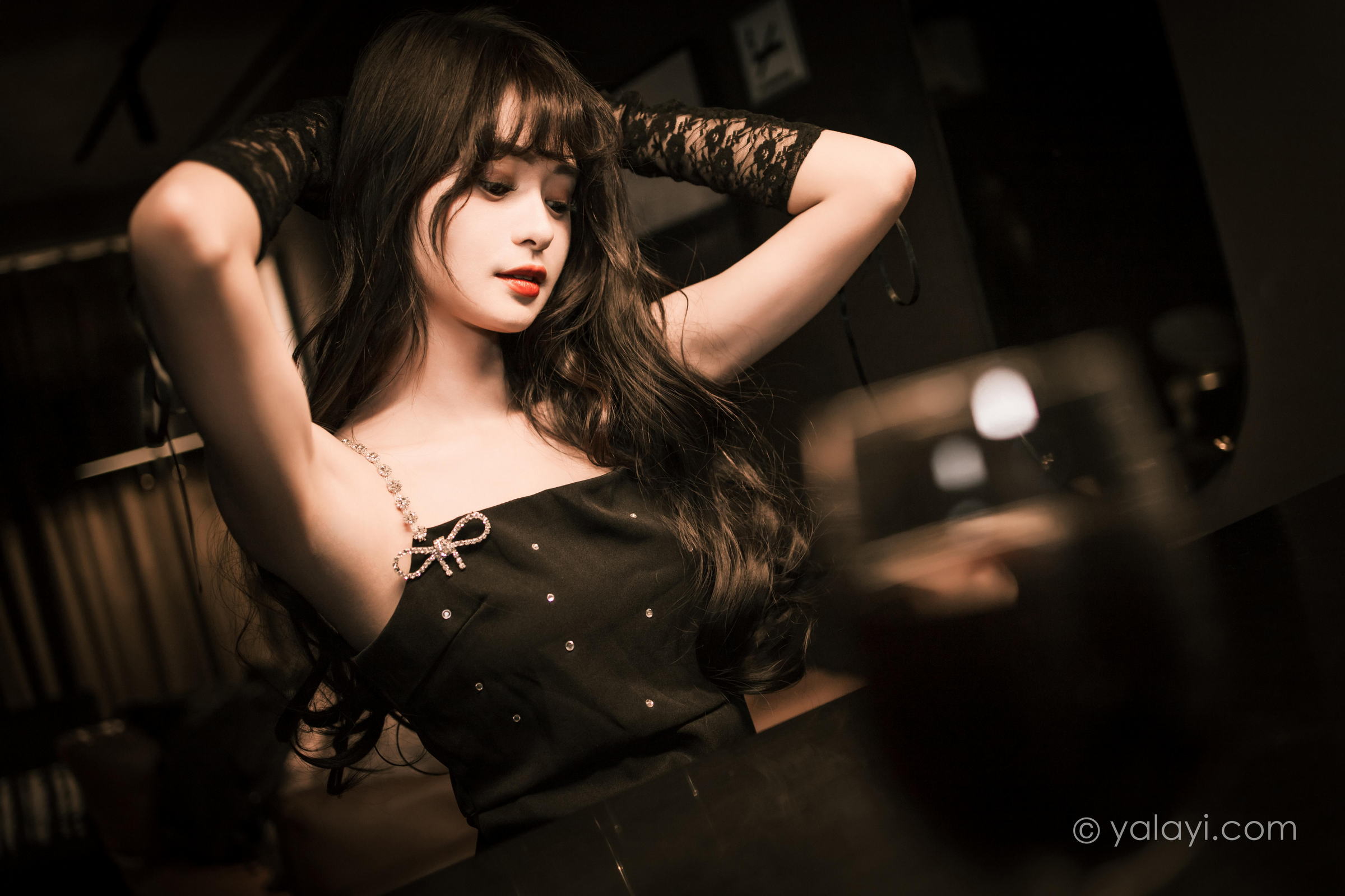 [YALAYI雅拉伊]2022.11.22 一丝忧郁 小亭 黑色吊带连衣裙加黑丝美腿性感复古写真集第1张