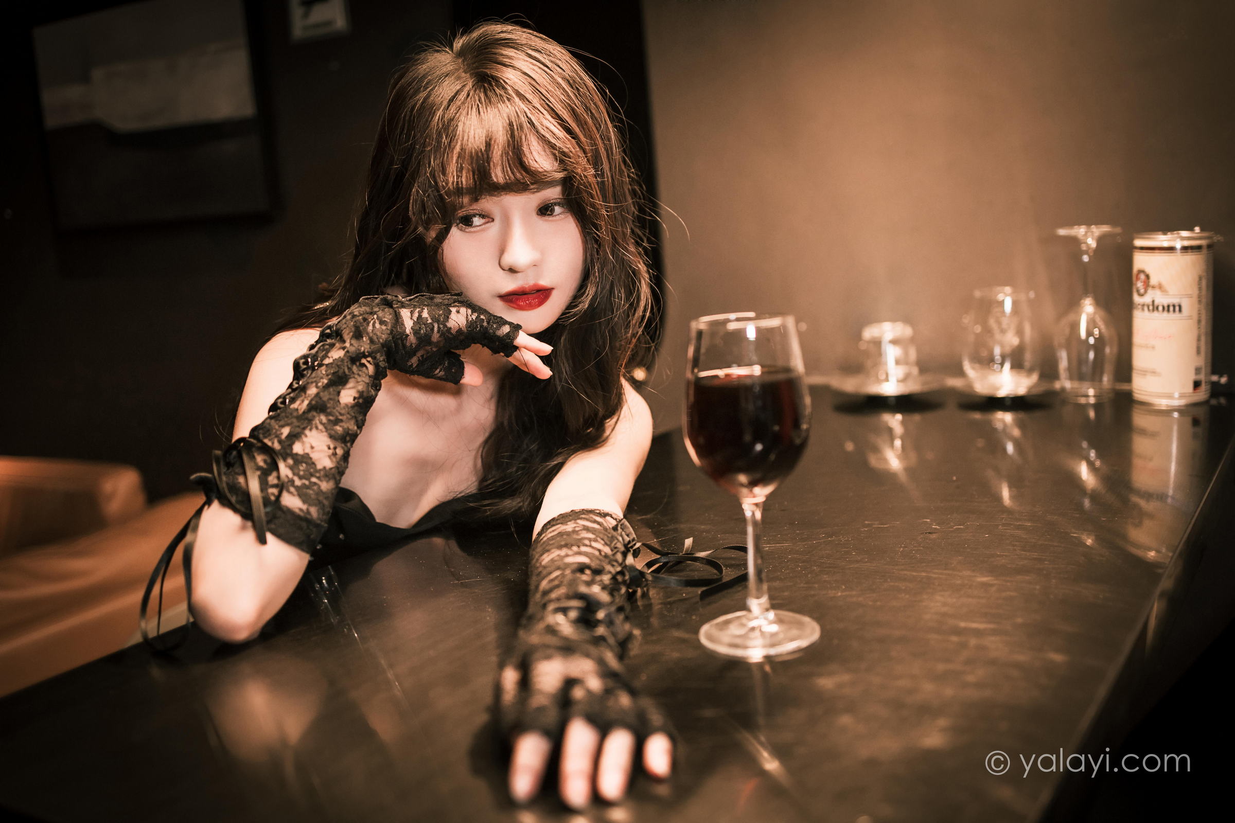 [YALAYI雅拉伊]2022.11.22 一丝忧郁 小亭 黑色吊带连衣裙加黑丝美腿性感复古写真集第2张