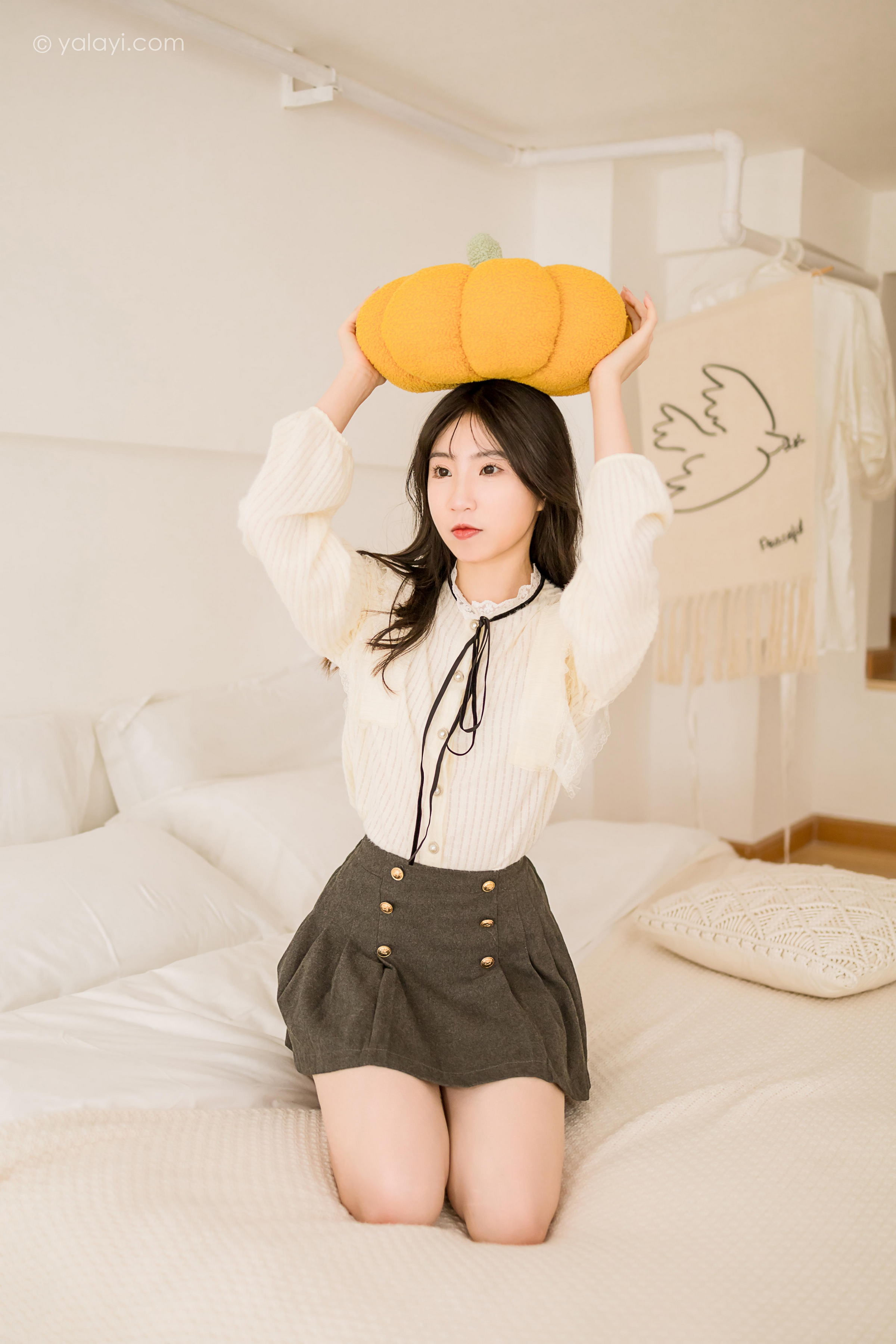 [YALAYI雅拉伊]2022.12.05 大幸福 小乔 白色镂空衬衫加灰色短裙居家清纯写真集第1张
