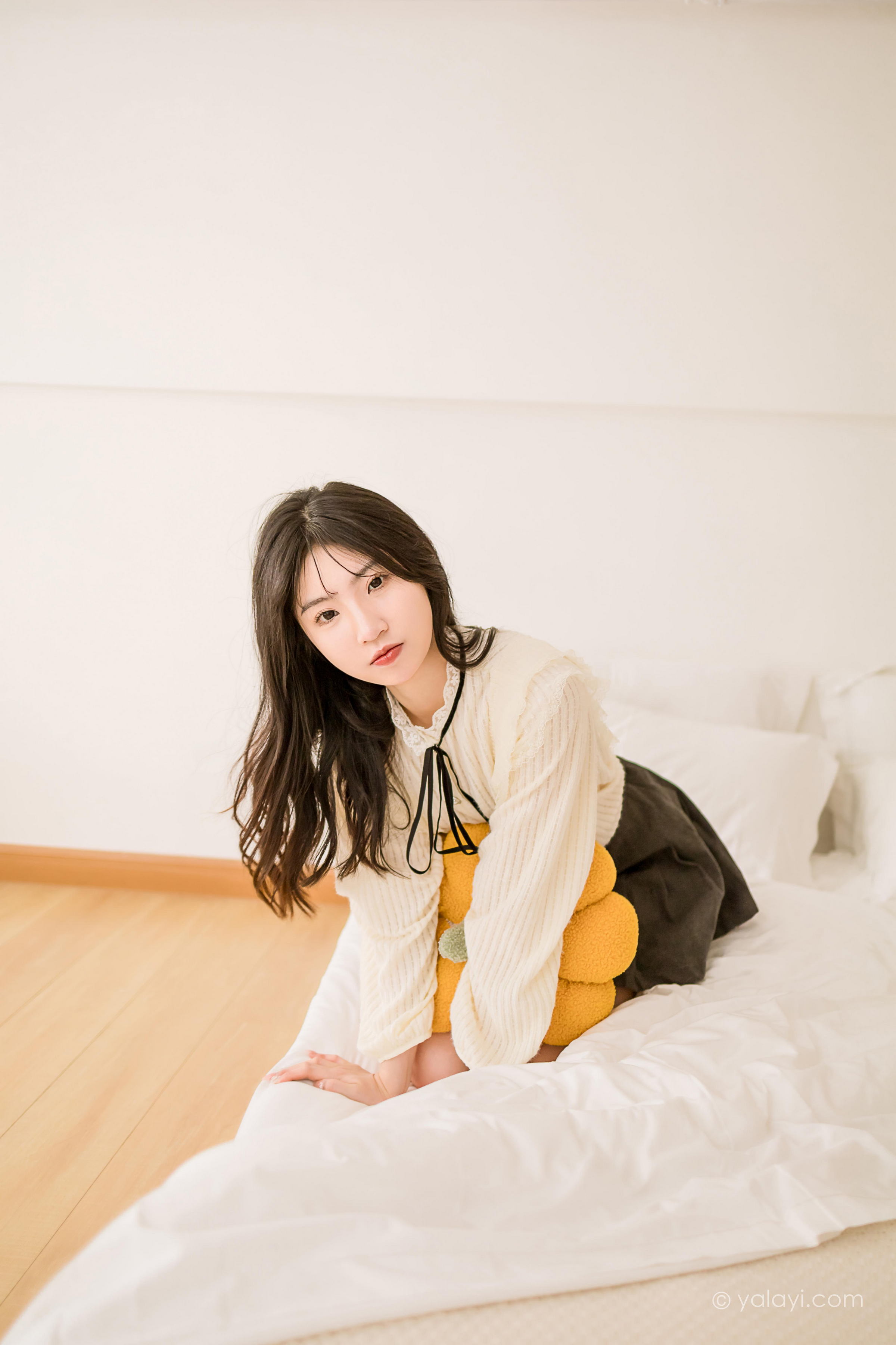 [YALAYI雅拉伊]2022.12.05 大幸福 小乔 白色镂空衬衫加灰色短裙居家清纯写真集第7张