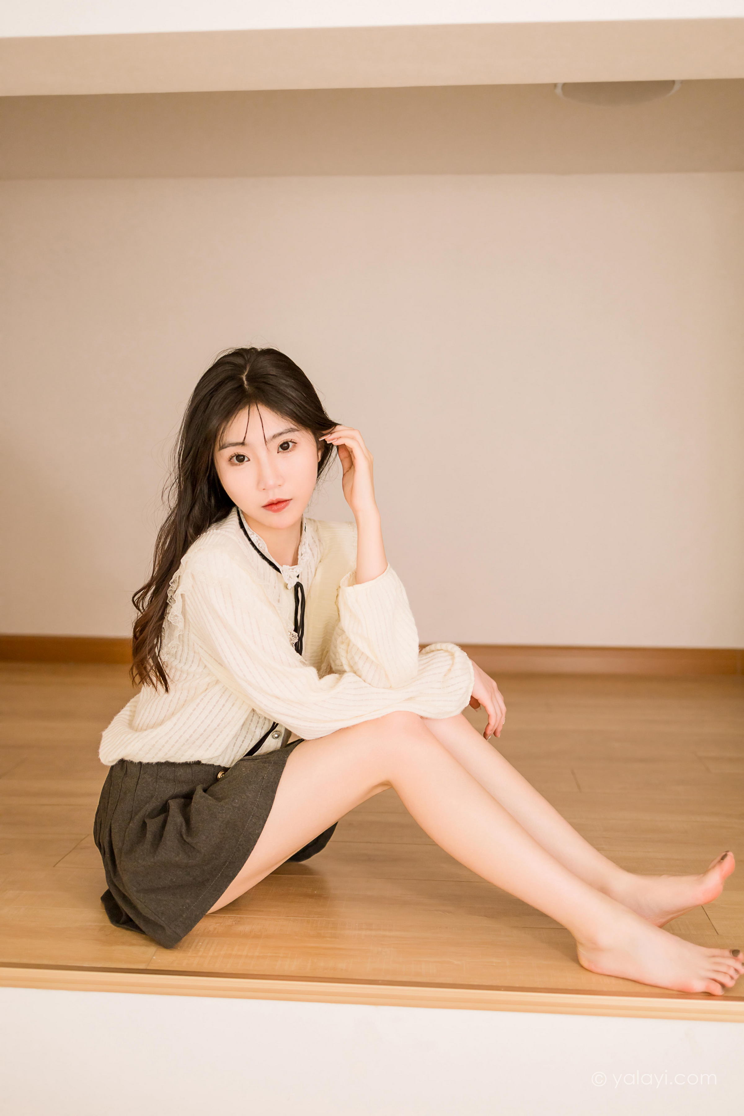 [YALAYI雅拉伊]2022.12.05 大幸福 小乔 白色镂空衬衫加灰色短裙居家清纯写真集第10张