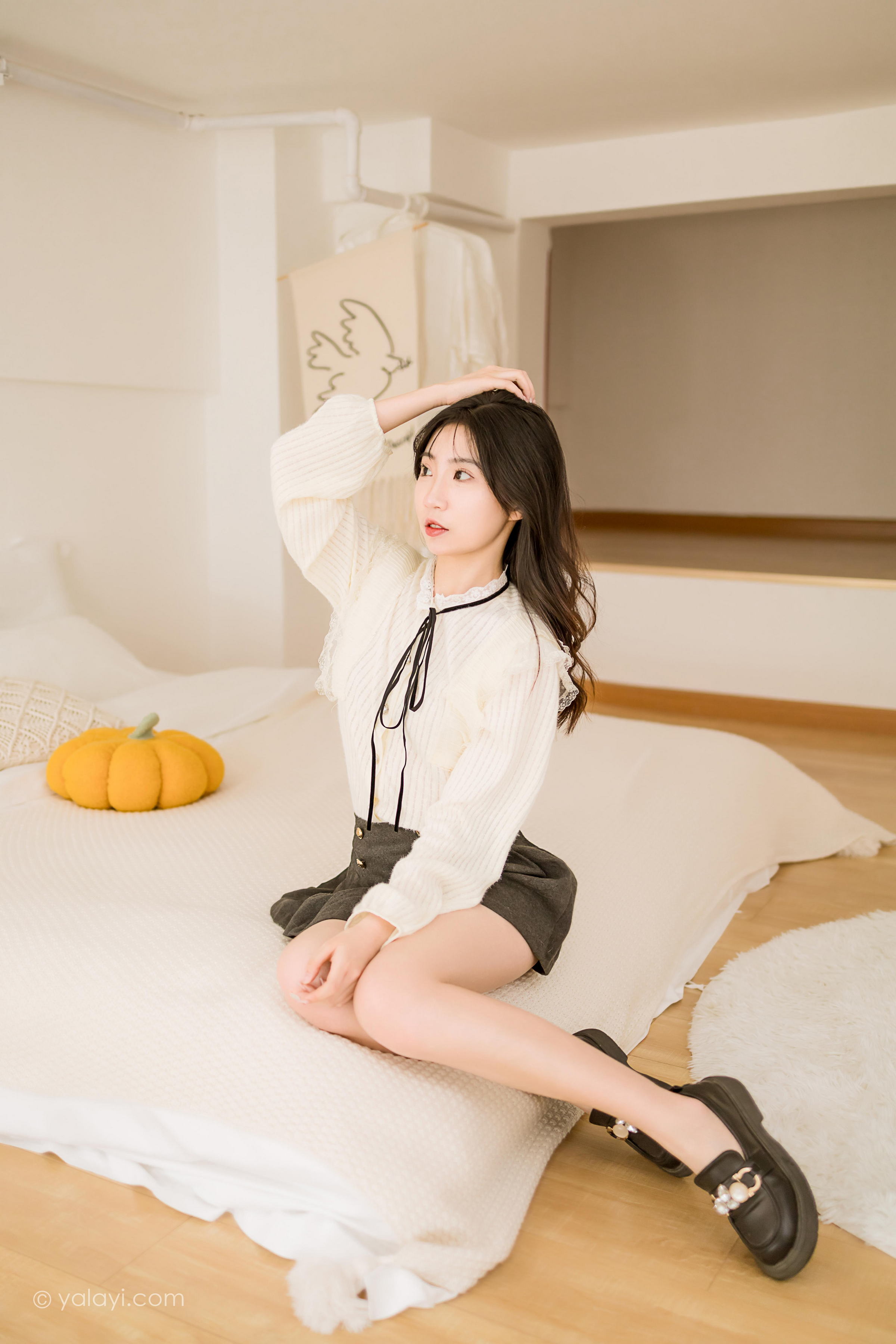 [YALAYI雅拉伊]2022.12.05 大幸福 小乔 白色镂空衬衫加灰色短裙居家清纯写真集第14张