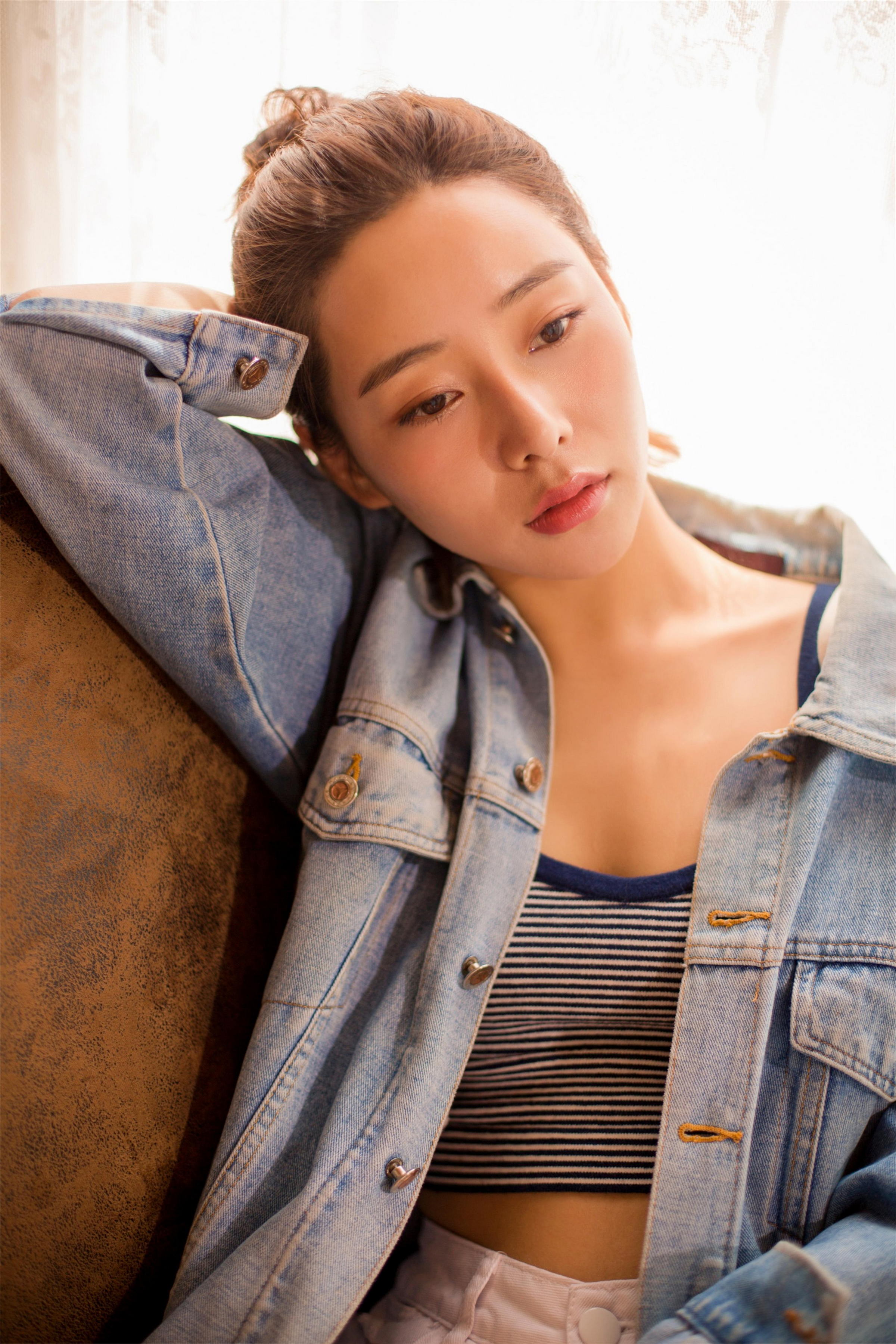 [YALAYI雅拉伊]2022.12.08 不负遇见 小乔 牛仔外套与吊带小背心加白色短裤性感私房写真集第3张