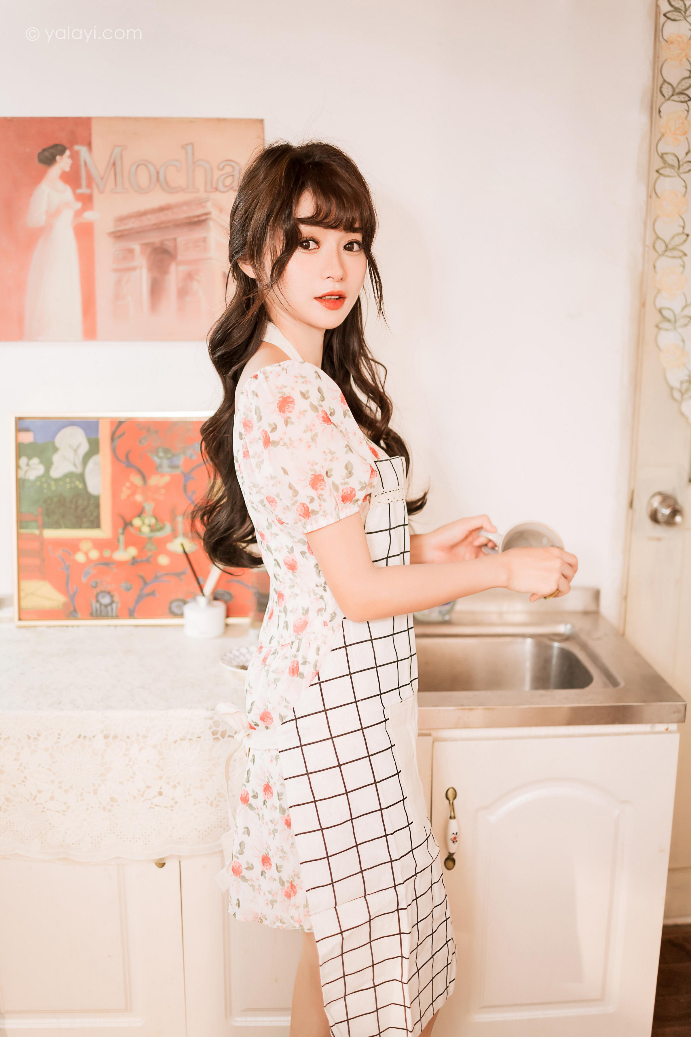 [YALAYI雅拉伊]2022.12.30 第一眼就喜欢上你 小亭 白色围裙加粉色碎花连衣裙居家清纯写真集第2张