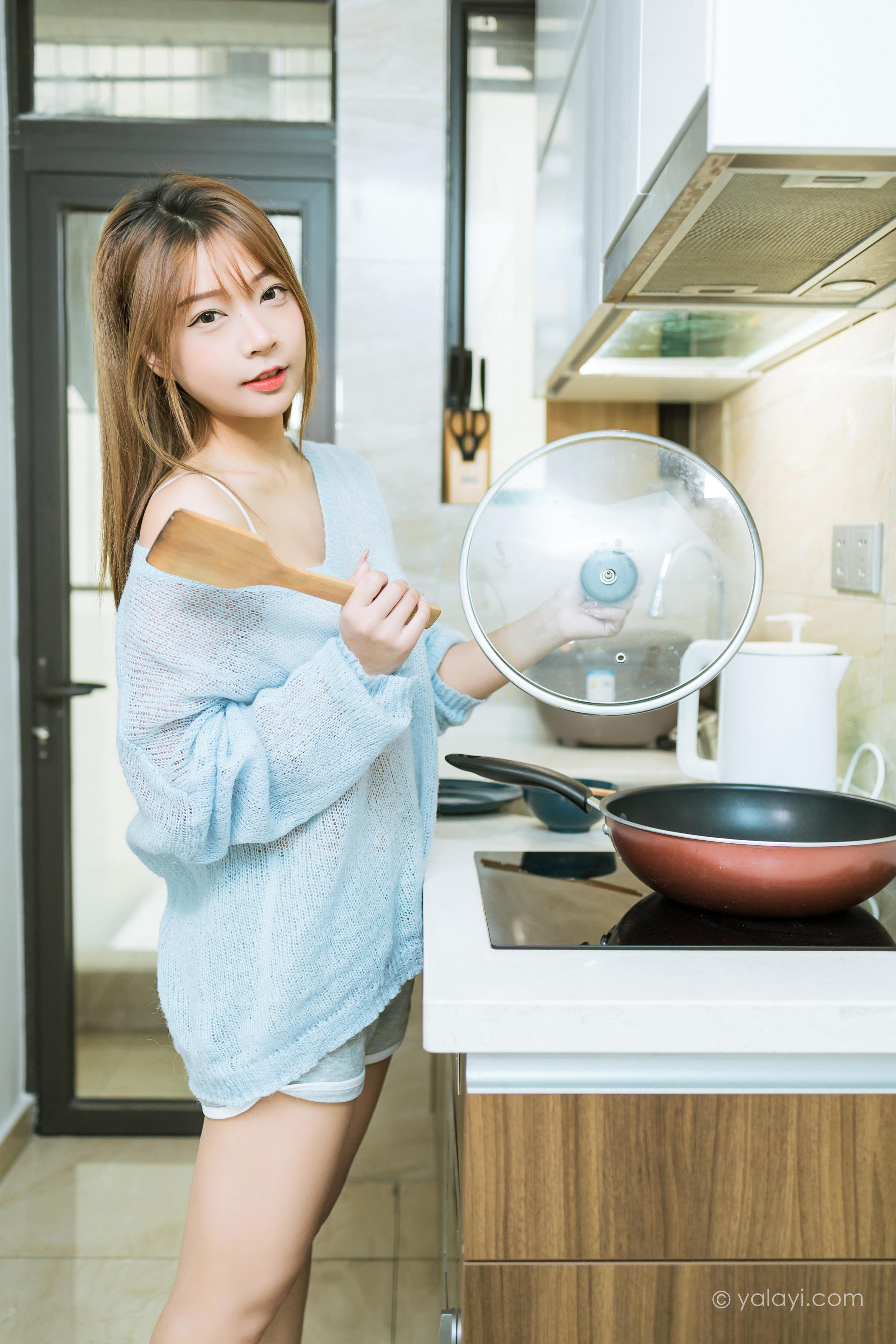 [YALAYI雅拉伊]2023.01.30 家有女友 阿禾 淡蓝色镂空毛衣加白色内衣性感写真集第9张