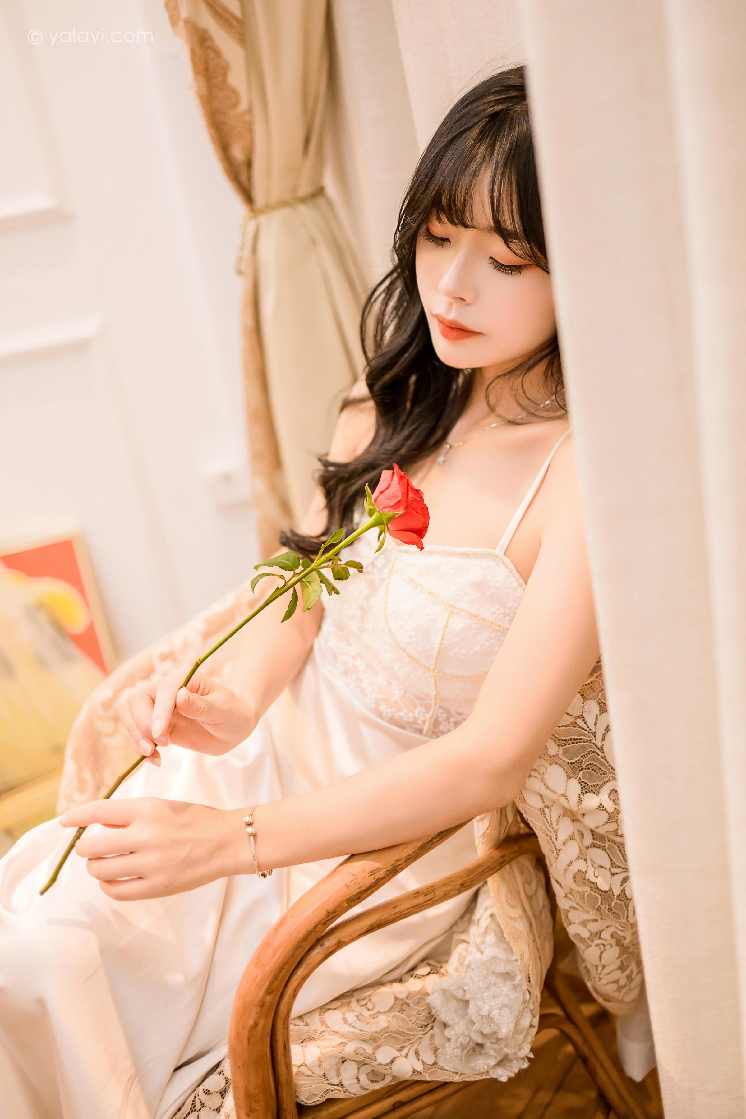 [YALAYI雅拉伊]2023.02.04 香浓的诱惑 程小蝶 白色透视披肩裙加蕾丝抹胸连衣裙性感写真集第15张