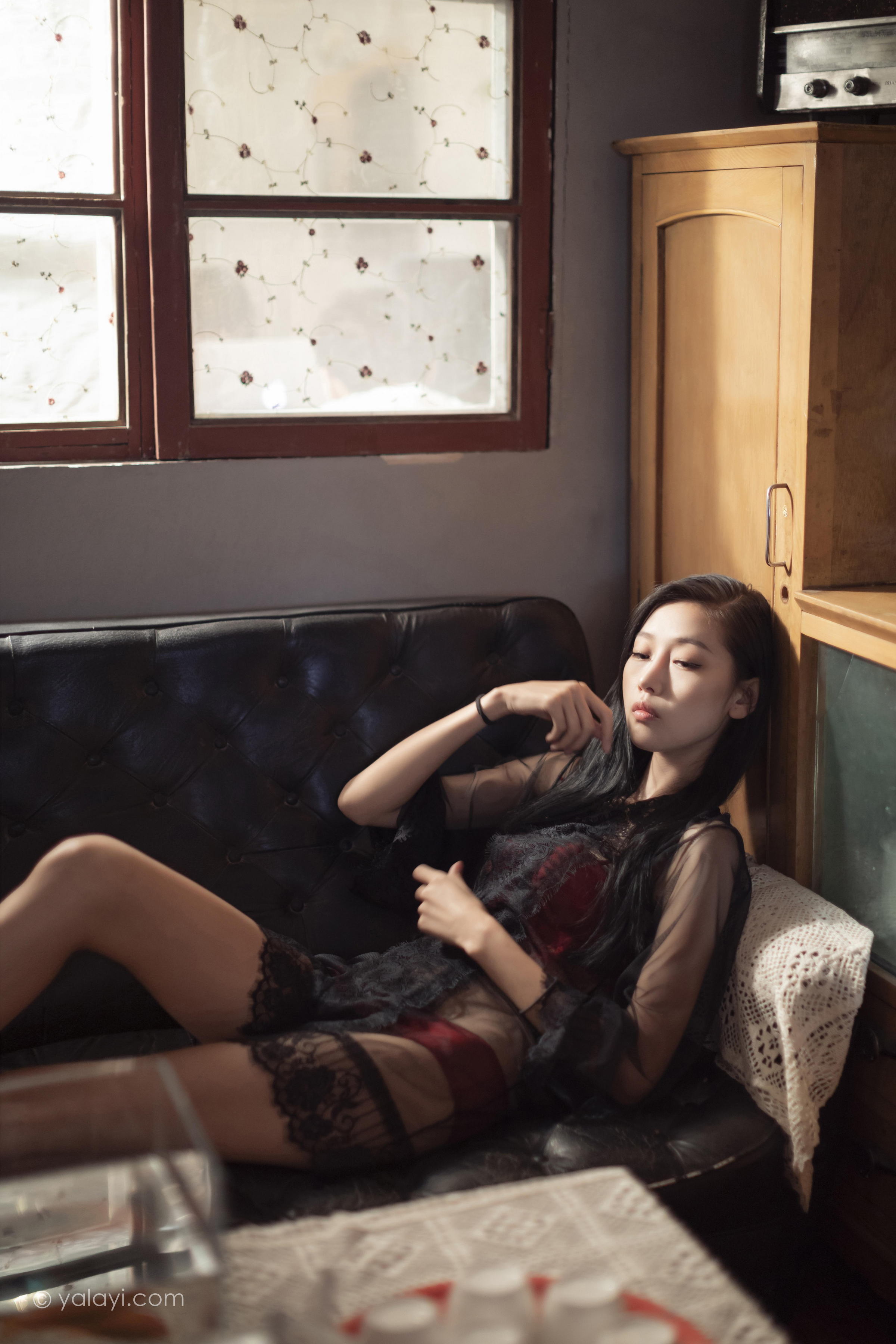 [YALAYI雅拉伊]2023.02.17 一抹红色 图雅 黑色透视睡衣加红色蕾丝内衣性感私房写真集第3张