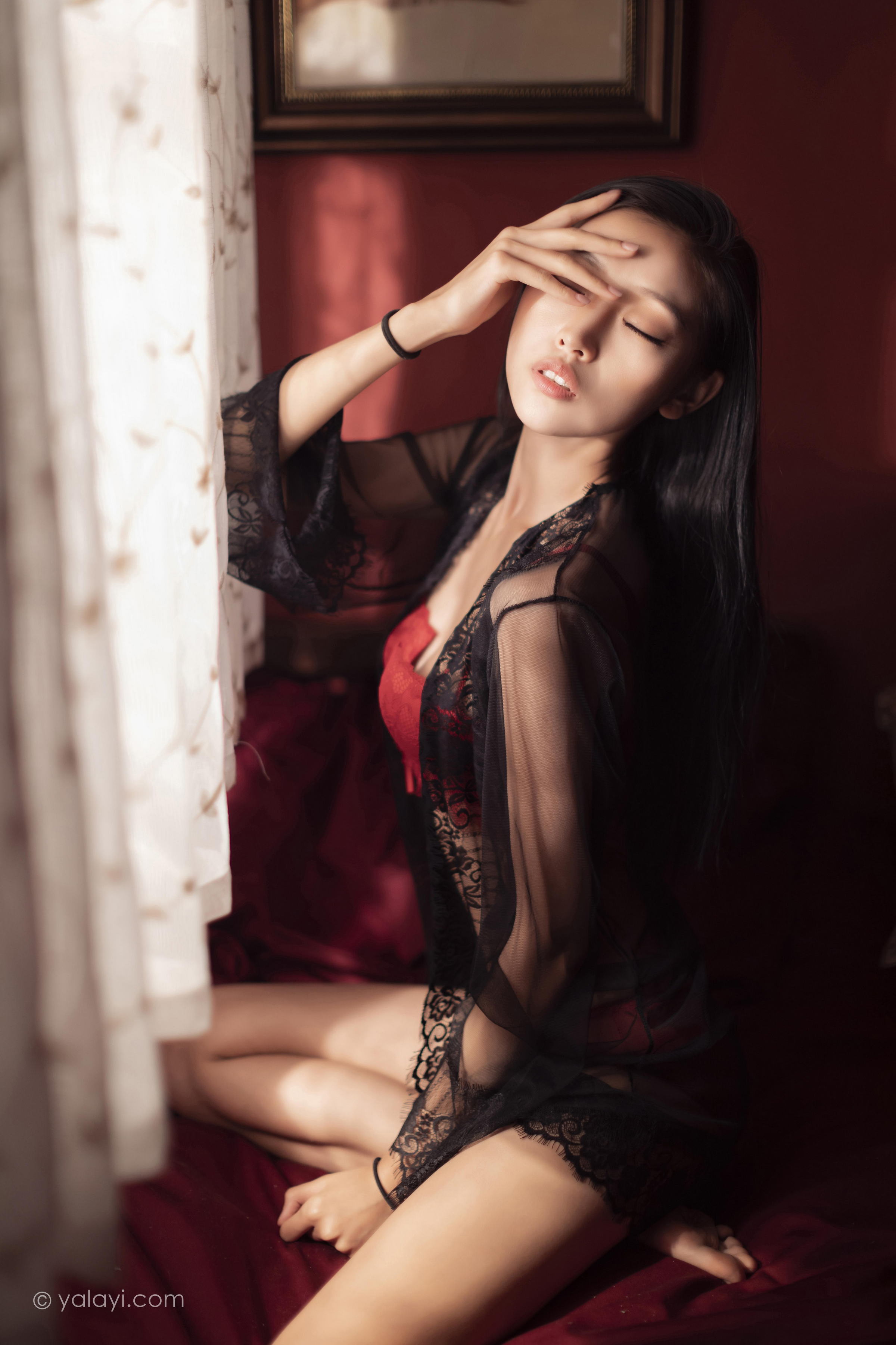 [YALAYI雅拉伊]2023.02.17 一抹红色 图雅 黑色透视睡衣加红色蕾丝内衣性感私房写真集第8张