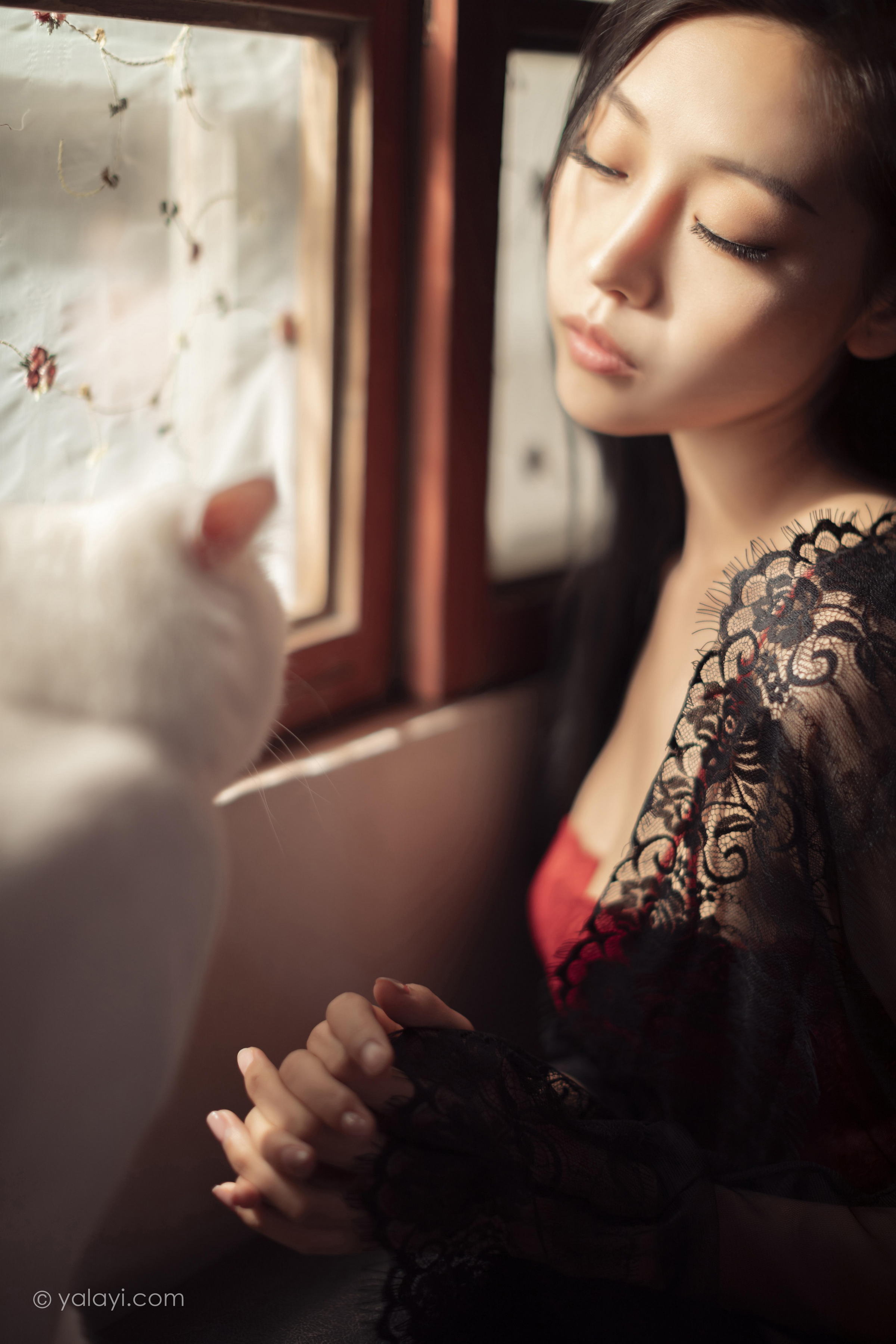 [YALAYI雅拉伊]2023.02.17 一抹红色 图雅 黑色透视睡衣加红色蕾丝内衣性感私房写真集第12张