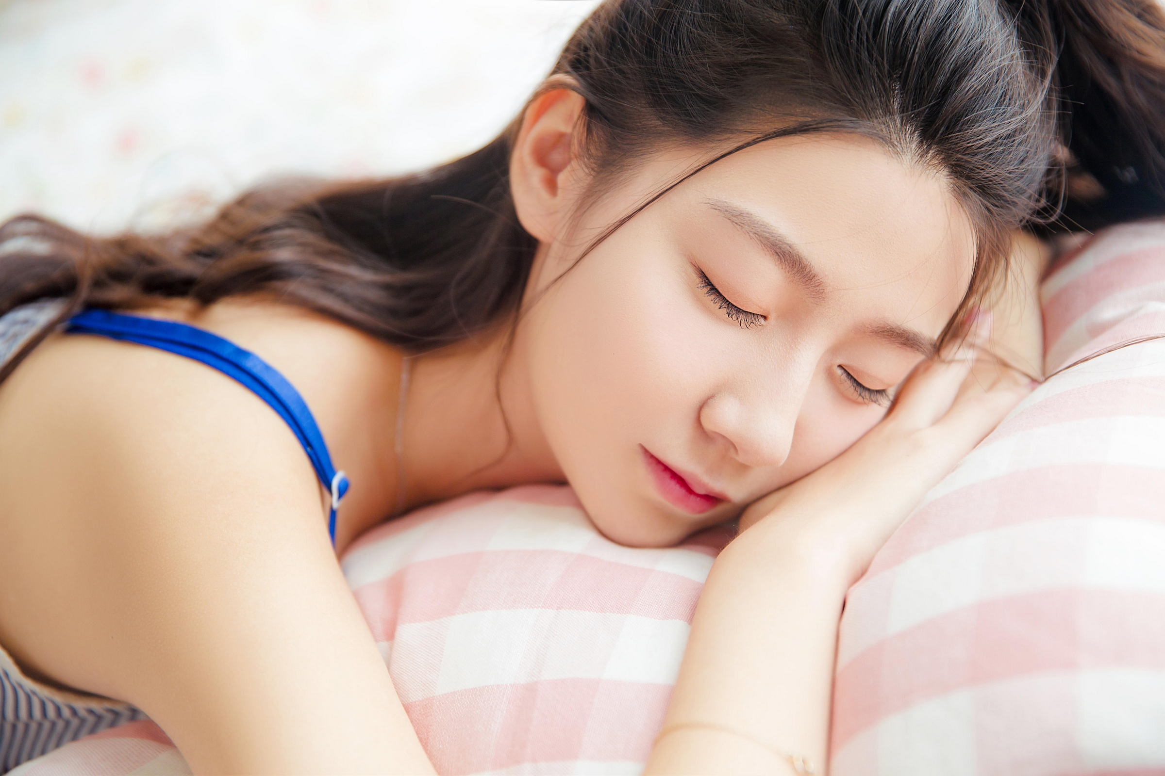 [YALAYI雅拉伊]2023.02.25 清纯小女友 灰色吊带睡衣裙居家私房写真集第2张