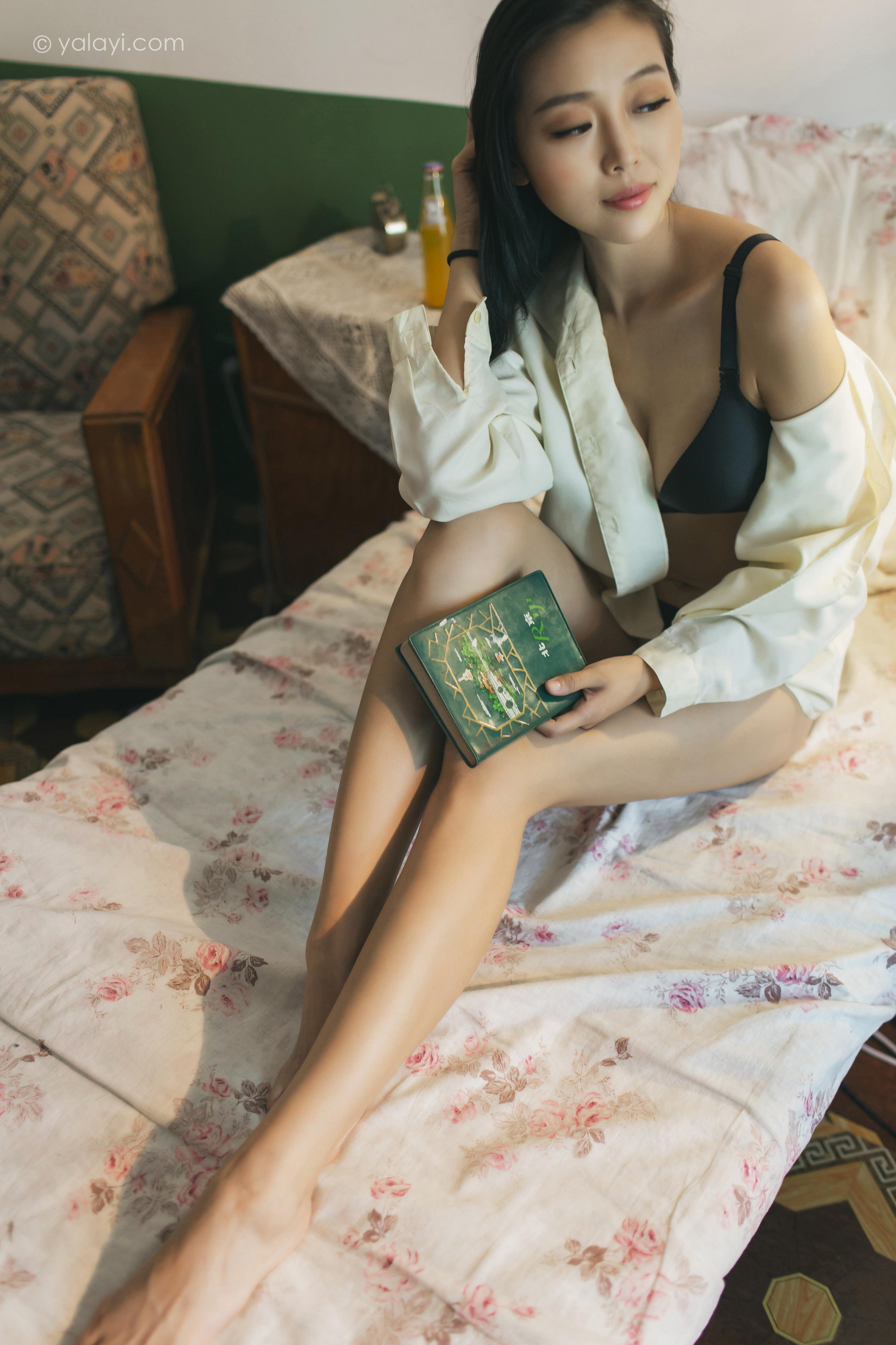 [YALAYI雅拉伊]2023.03.01 白衬衣女神 图雅 白色衬衫加黑色内衣性感私房写真集第3张