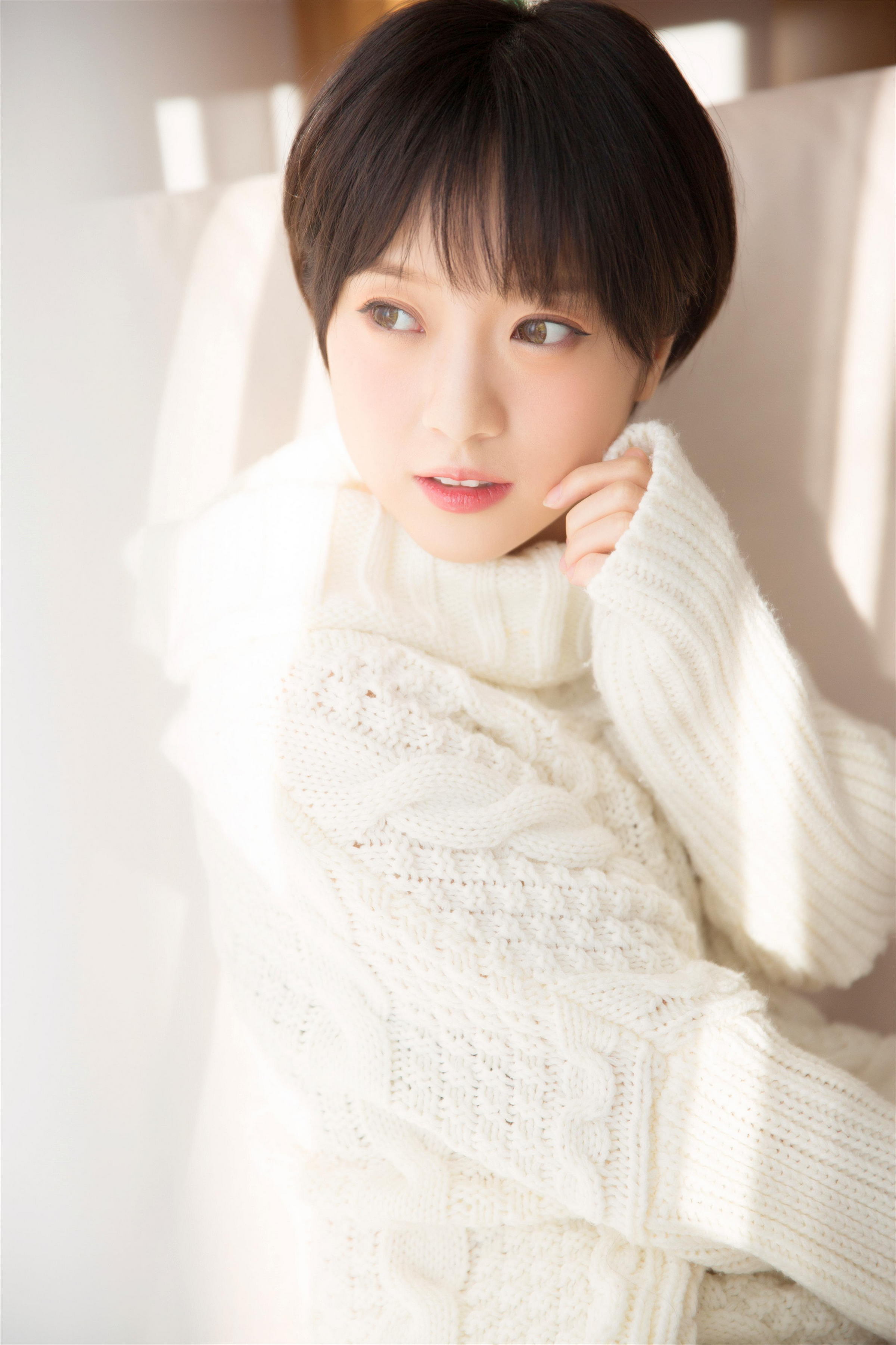 [YALAYI雅拉伊]2023.03.10 清新小女生 白色连身毛衣居家私房写真集第1张