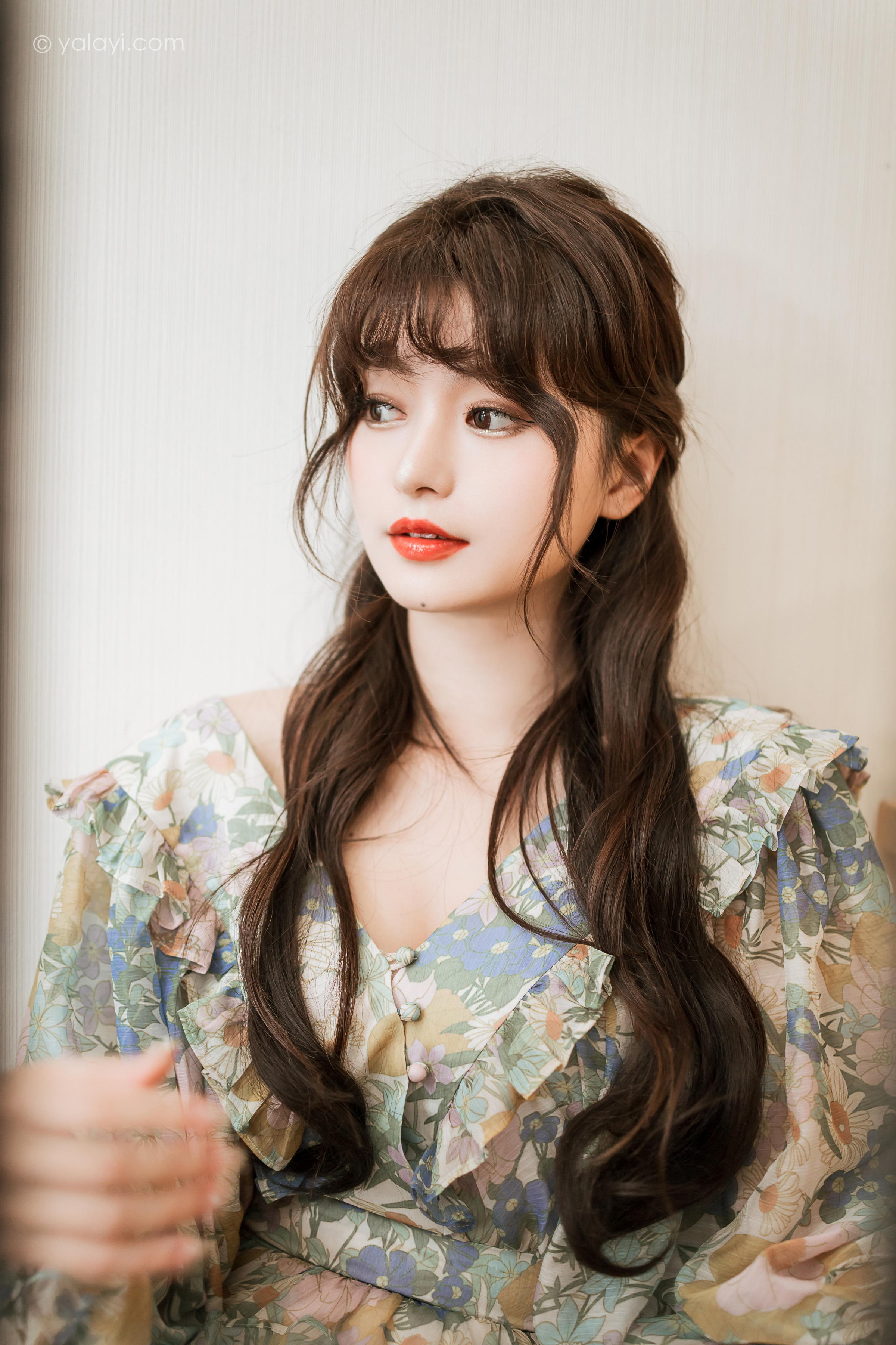 [YALAYI雅拉伊]2023.03.20 碎花裙少女 小亭 灰色碎花连衣裙居家清纯写真集第8张