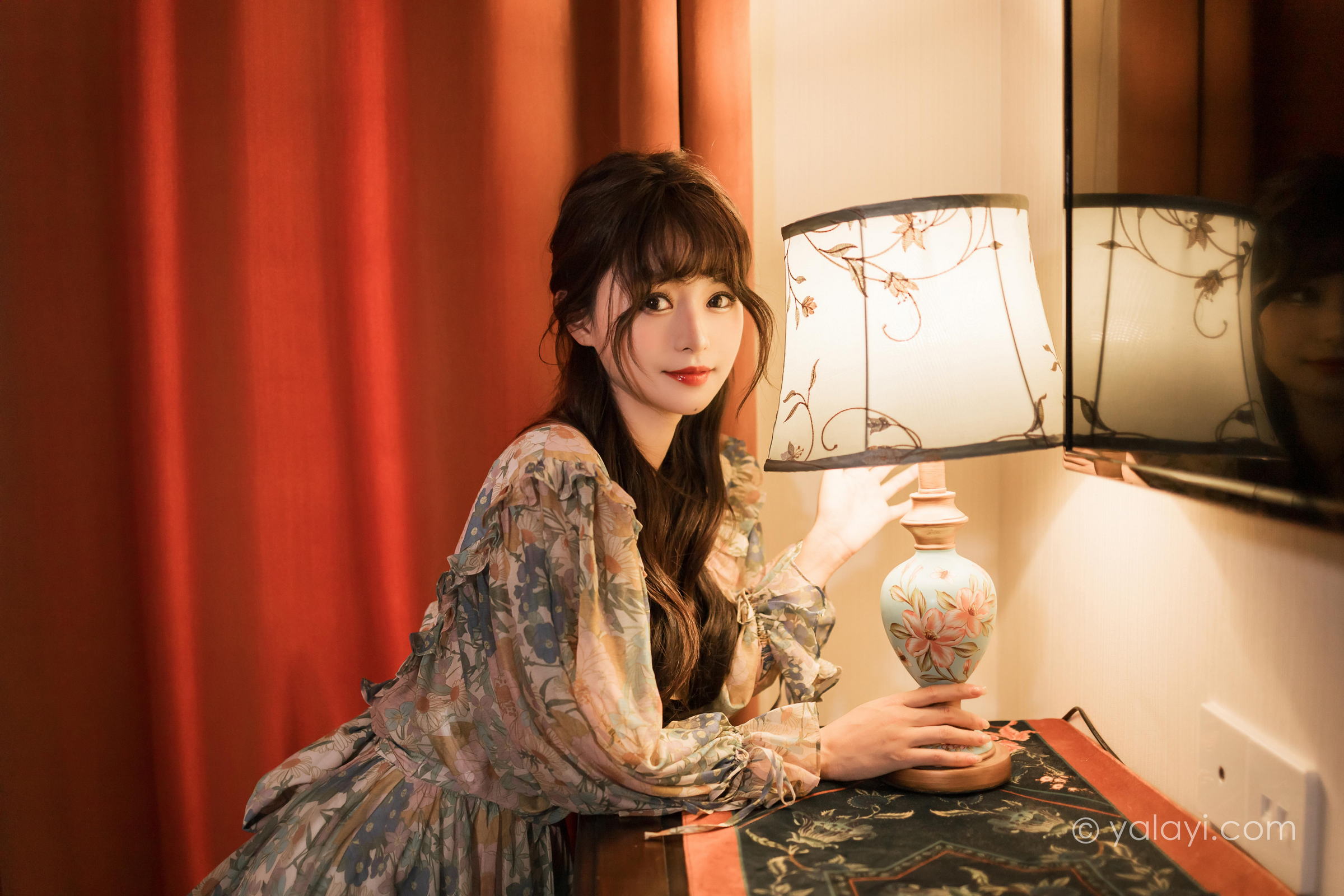 [YALAYI雅拉伊]2023.03.20 碎花裙少女 小亭 灰色碎花连衣裙居家清纯写真集第8张