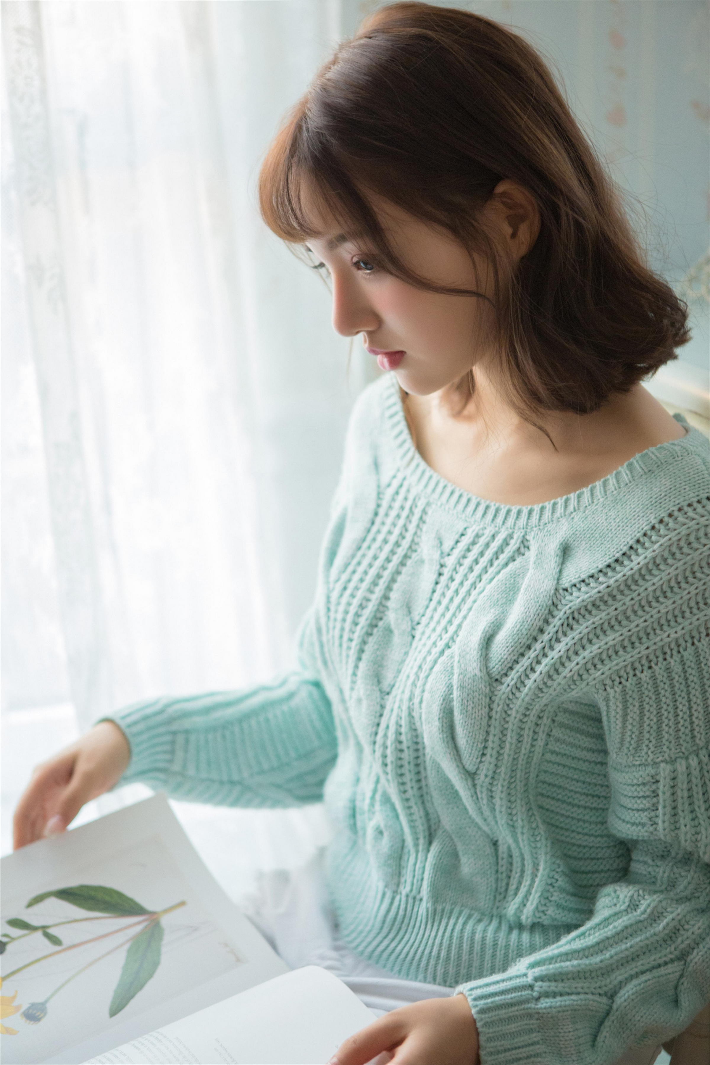 [YALAYI雅拉伊]2023.04.05 时光如沙 清纯少女镂空毛衣加白色短裤居家私房写真集第10张