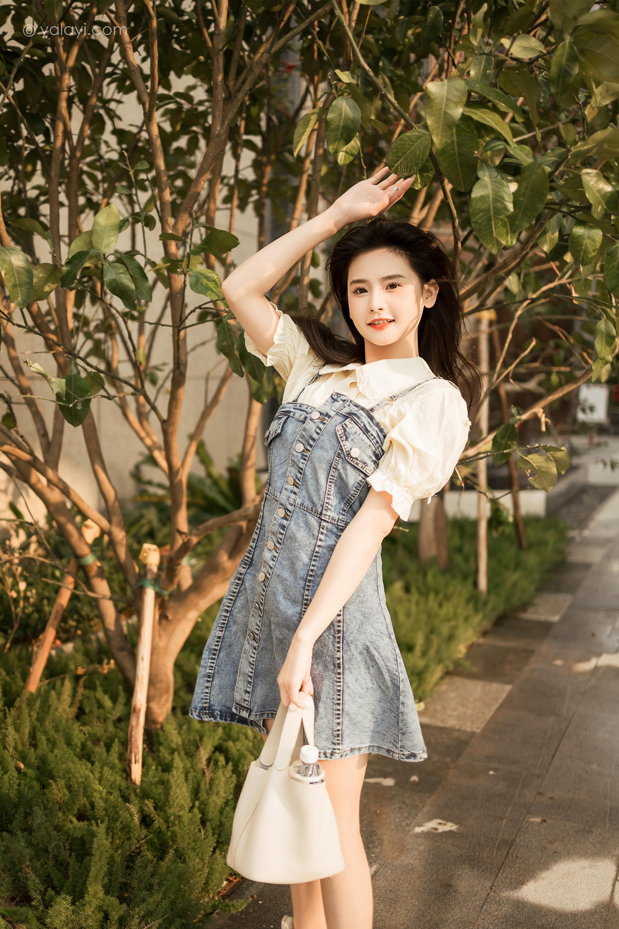 [YALAYI雅拉伊]2023.04.22 女神来我家 若婷 白色衬衫加灰色吊带牛仔裤清纯写真集第12张