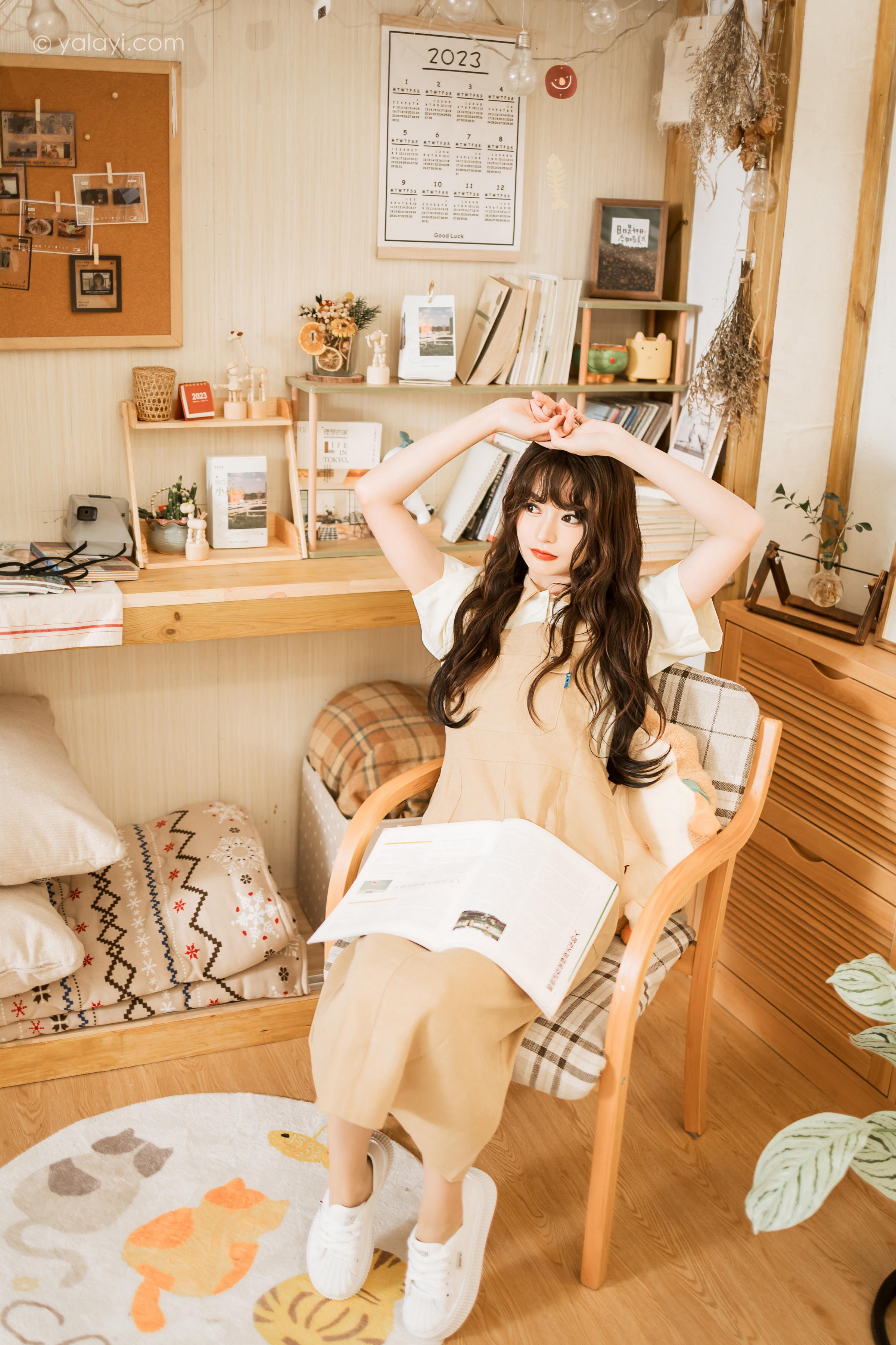 [YALAYI雅拉伊]2023.05.02 惬意的悠闲时光 小亭 白色衬衫与米色连衣裙居家清纯写真集第5张