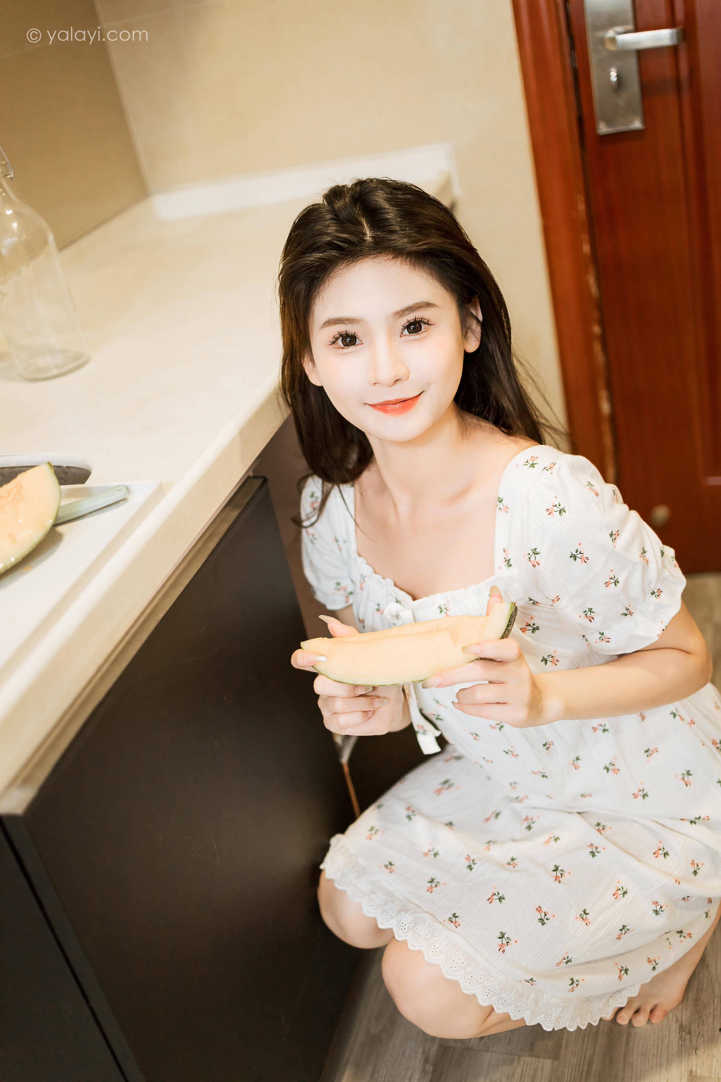 [YALAYI雅拉伊]2023.05.05 请你吃瓜 若婷 白色连衣裙加白色围裙性感私房写真集第3张