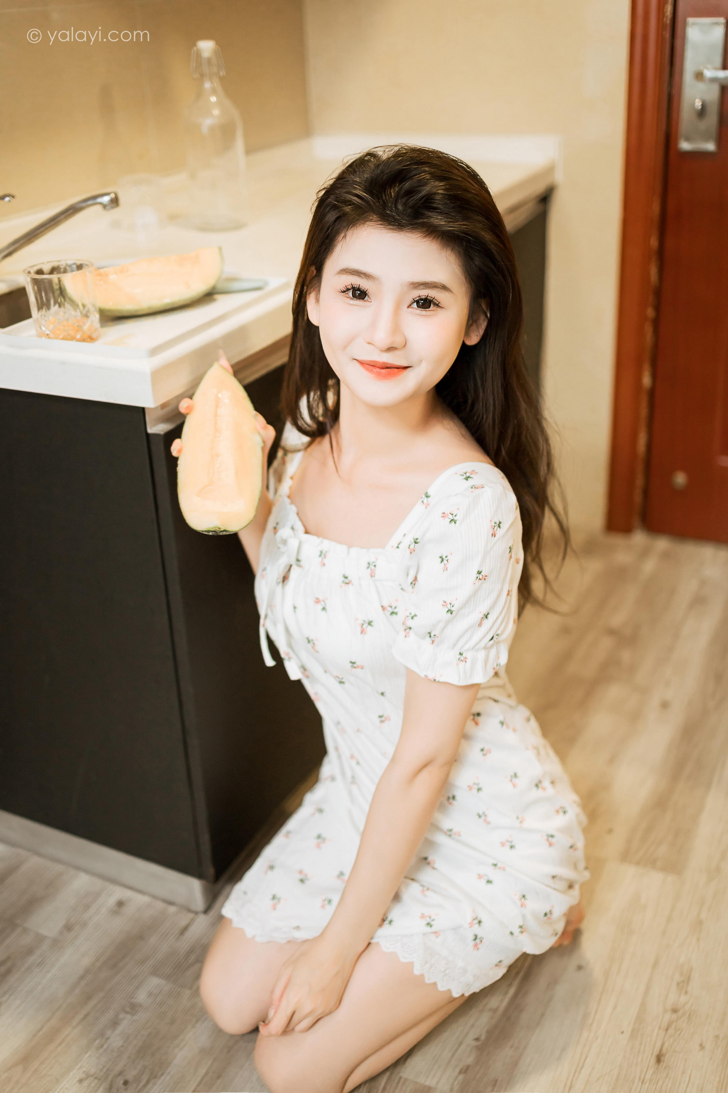 [YALAYI雅拉伊]2023.05.05 请你吃瓜 若婷 白色连衣裙加白色围裙性感私房写真集第4张