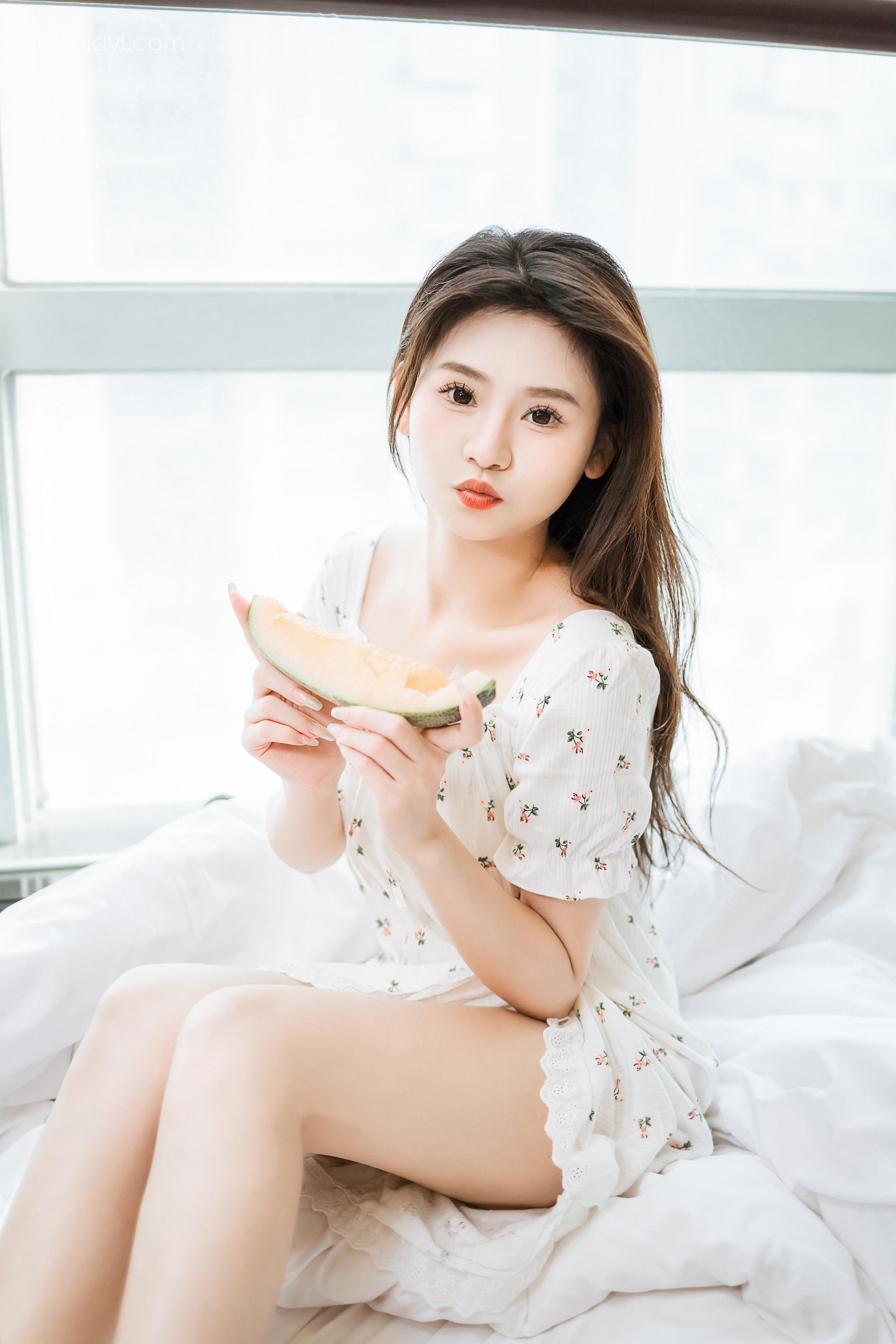 [YALAYI雅拉伊]2023.05.05 请你吃瓜 若婷 白色连衣裙加白色围裙性感私房写真集第9张