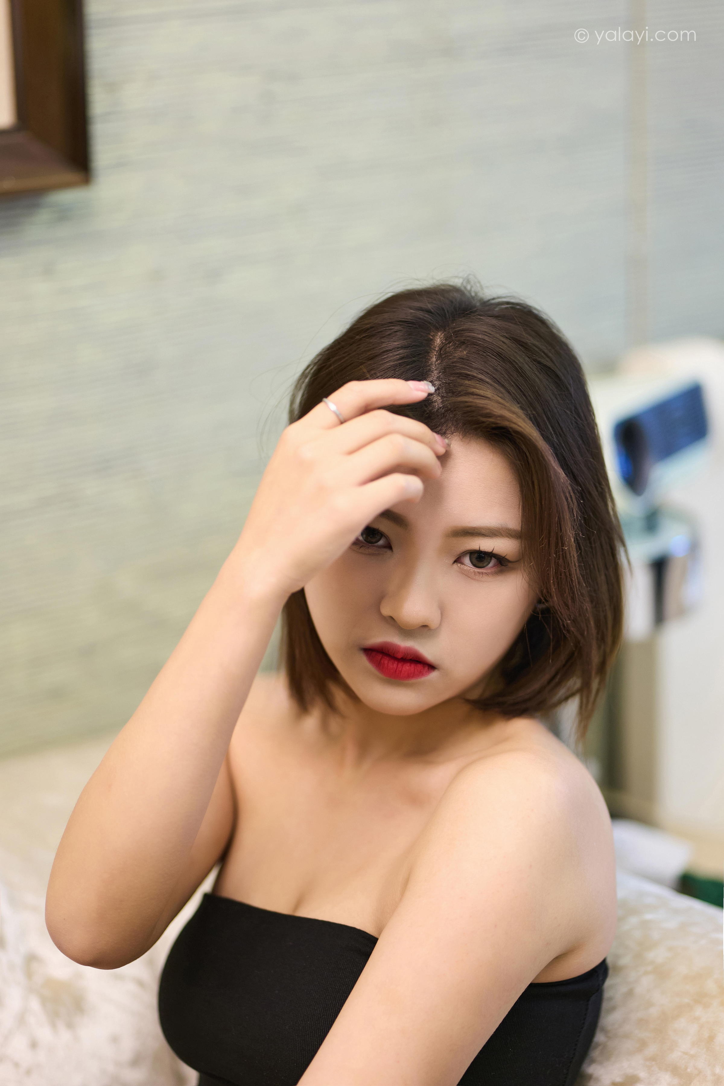 [YALAYI雅拉伊]2023.05.06 OL女郎 悦儿 黑色裹胸上衣加黑色短裙性感私房写真集第14张